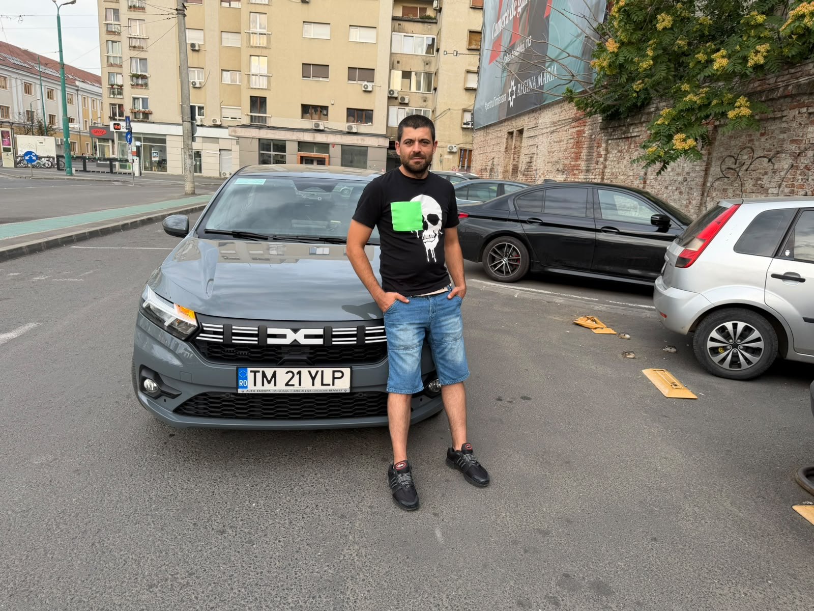 Tulac Alin Doru, șofer Bolt din Timișoara, lângă mașina sa