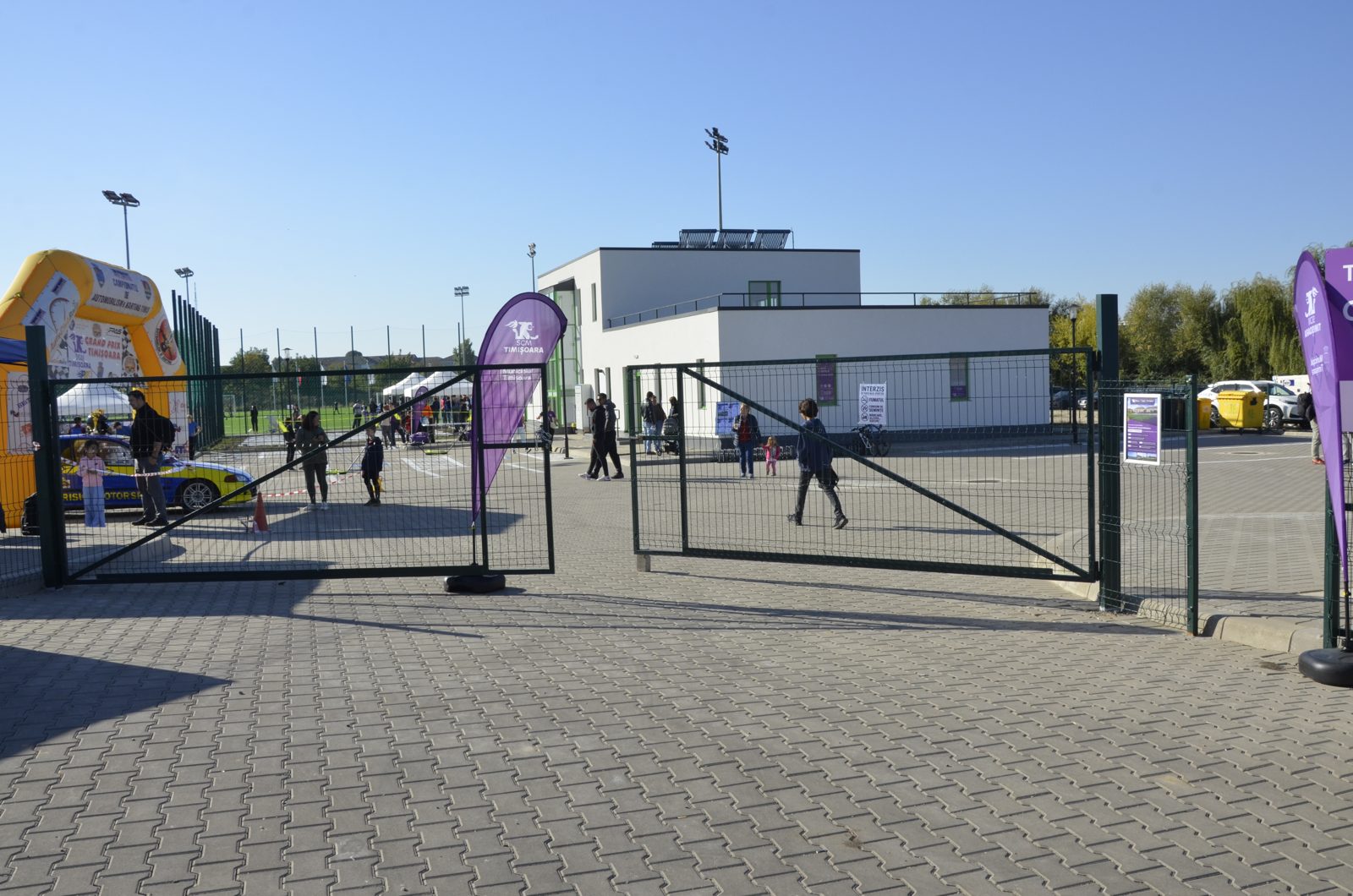 Intrarea în Baza sportivă Costică Rădulescu din Timișoara, cu clădirea vestiarelor și stâlpii de nocturnă