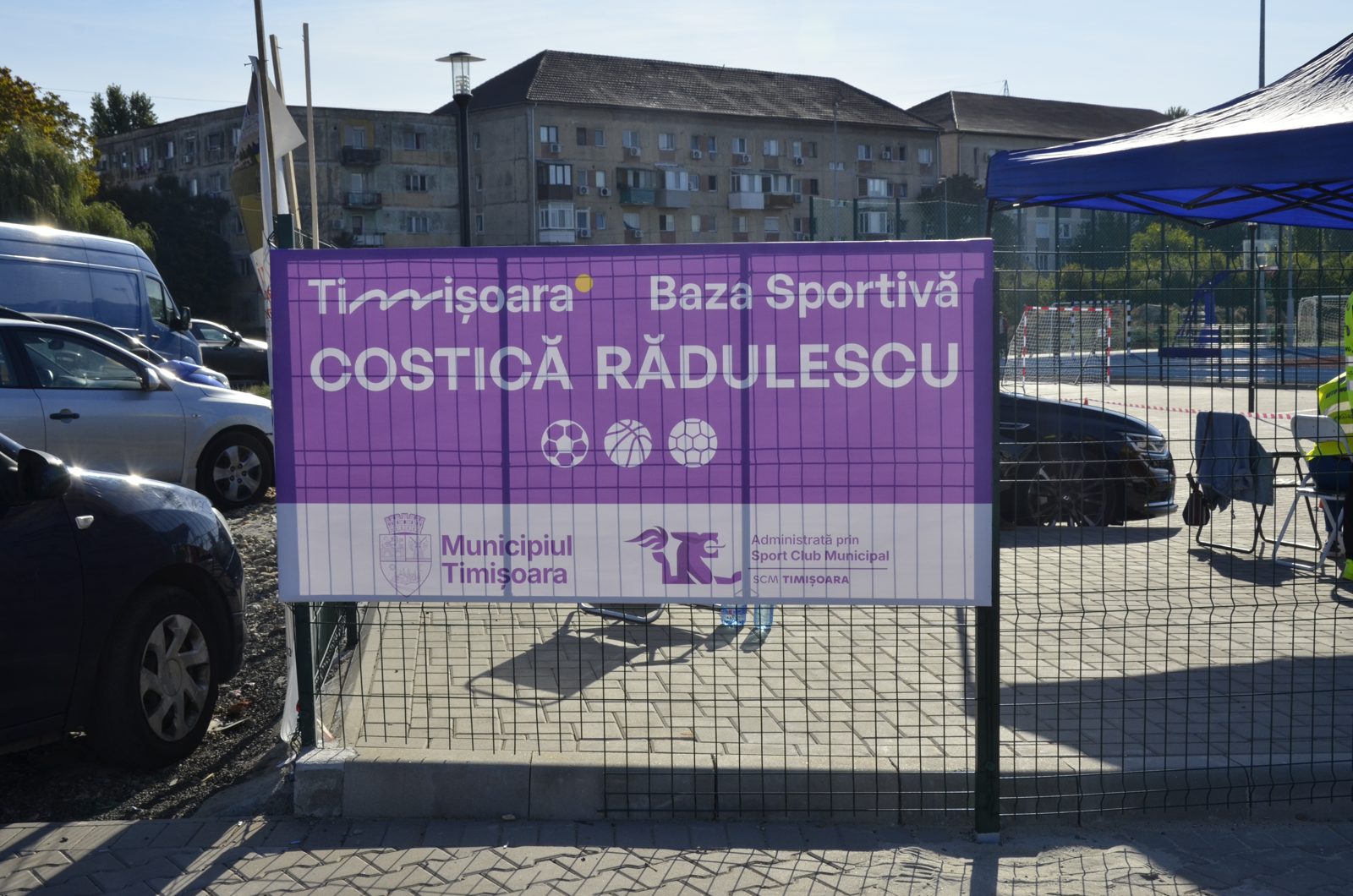 Panoul Baza Sportivă Costică Rădulescu montat pe gardul de la intrare