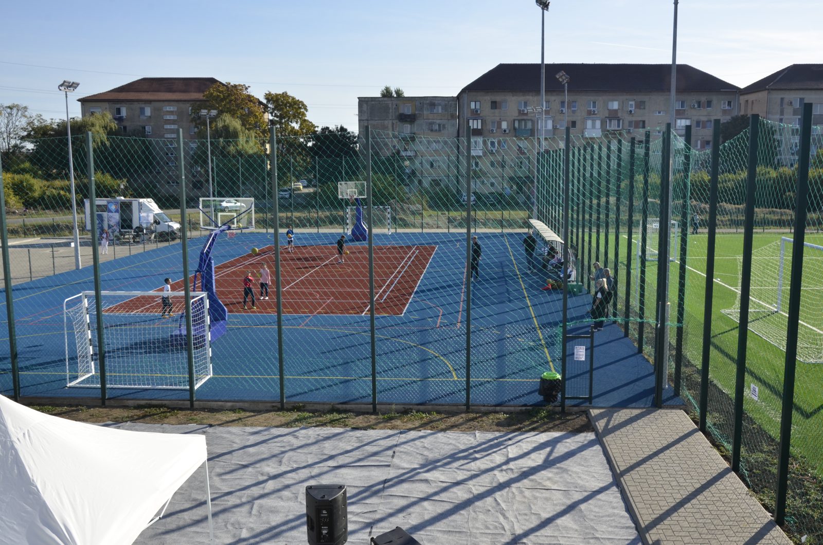 Terenul multisport albastru cu marcaje de handbal și baschet