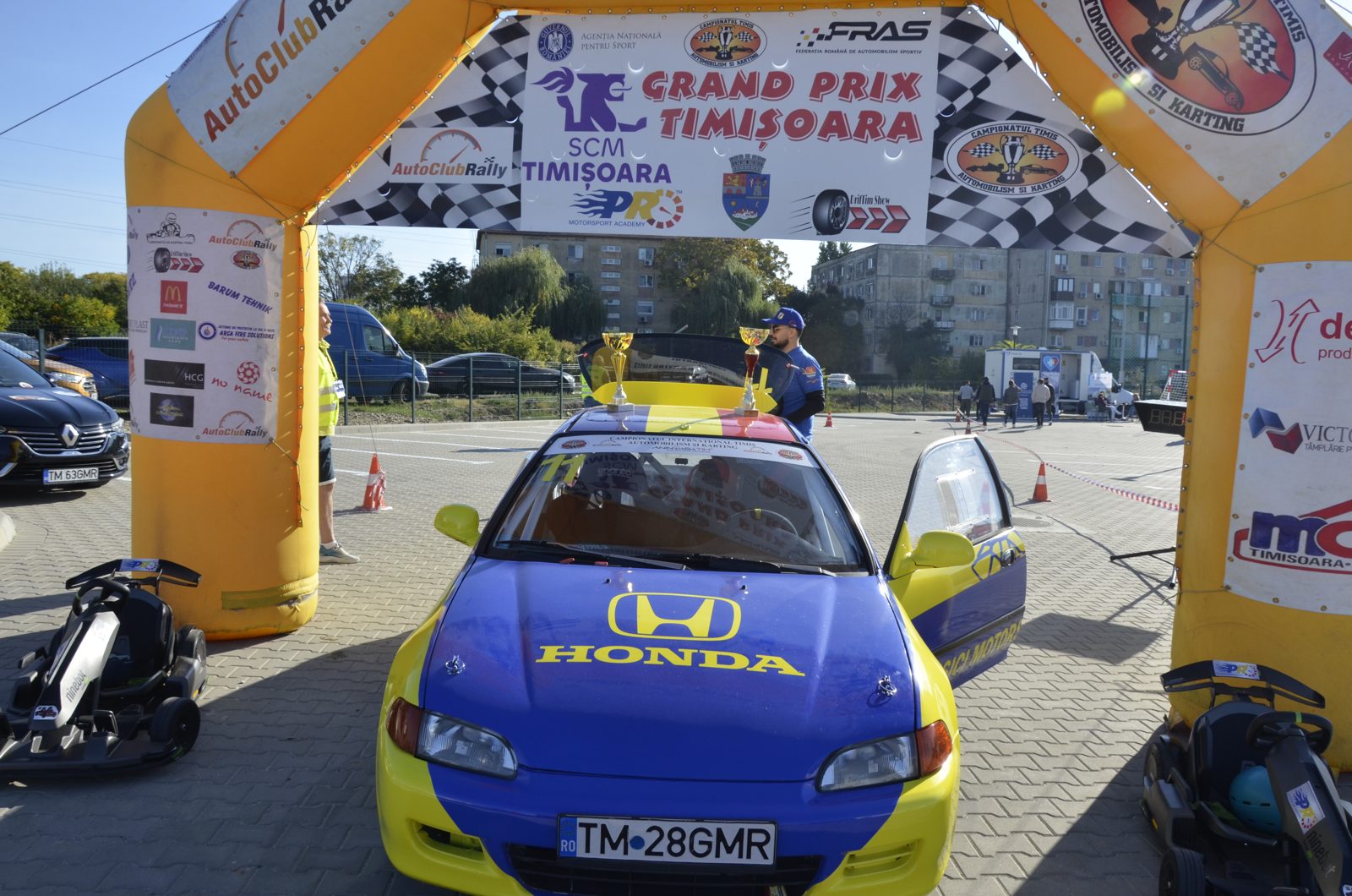 Arcada gonflabilă Grand Prix Timișoara cu o mașină de raliu dedesubt