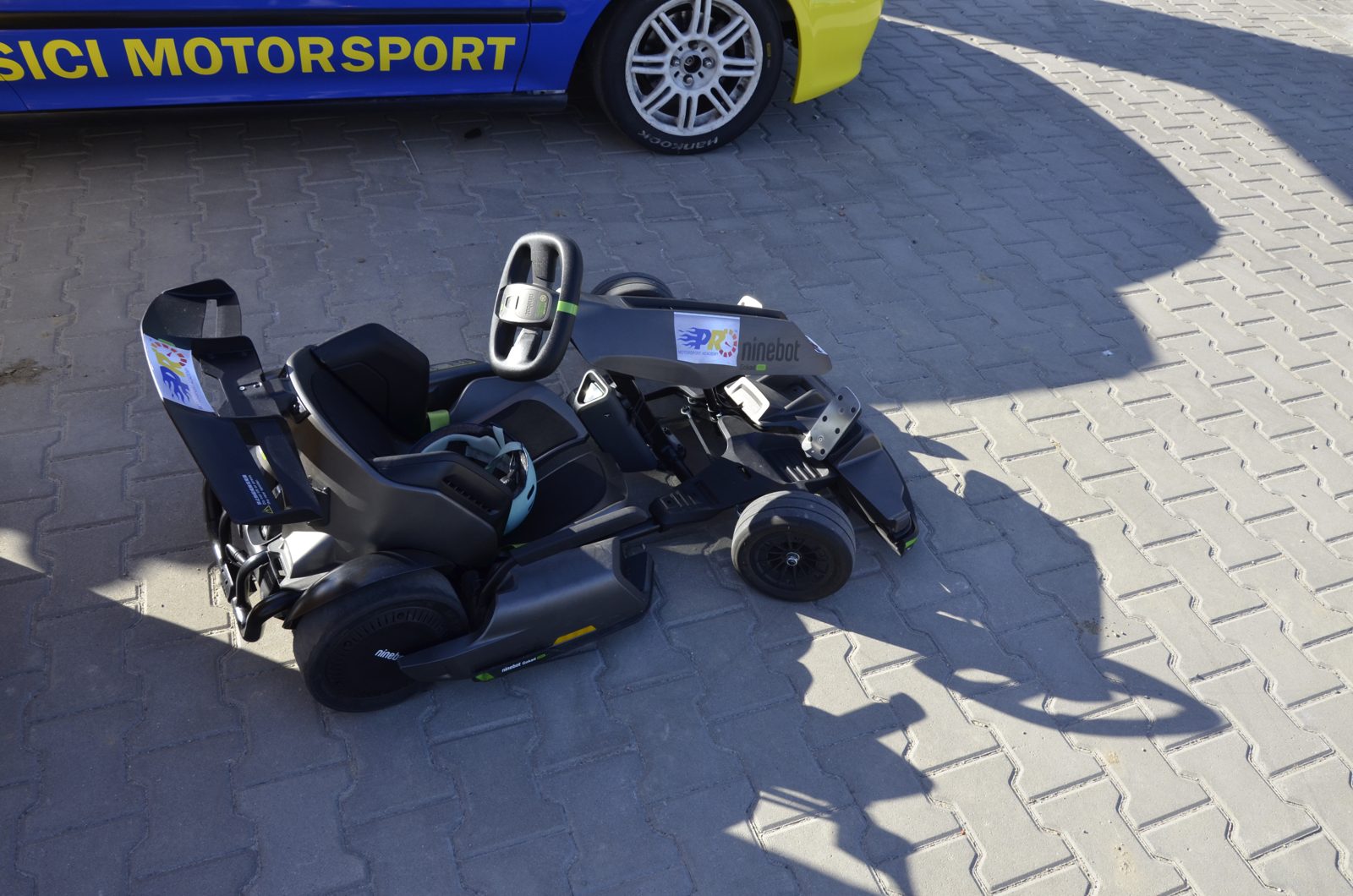Kart electric pe pavajul din parcare