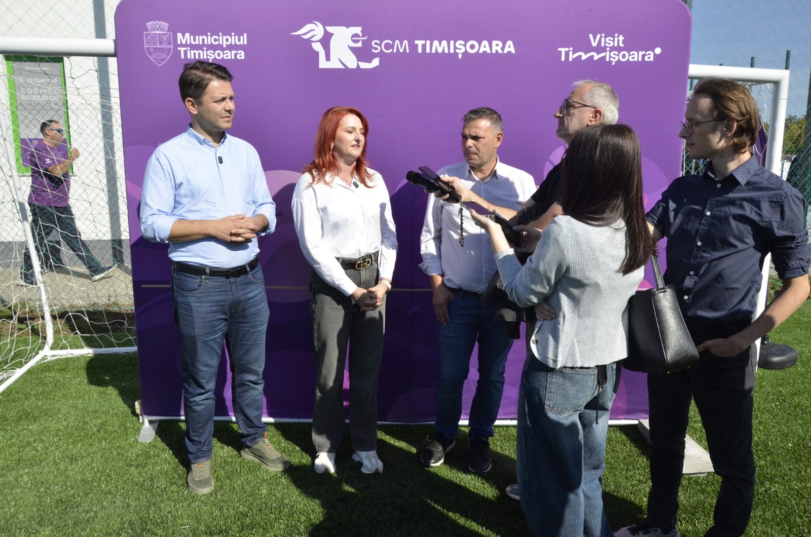De la stânga: Ruben Lațcău, Paula-Ana Romocean și domnul Neda, în fața reporterilor