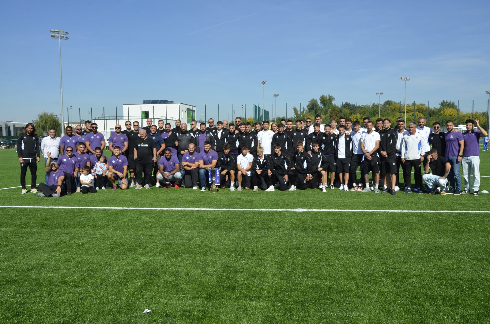 Fotografie de grup cu rugbiști, fotbaliști și juniori pe terenul nou