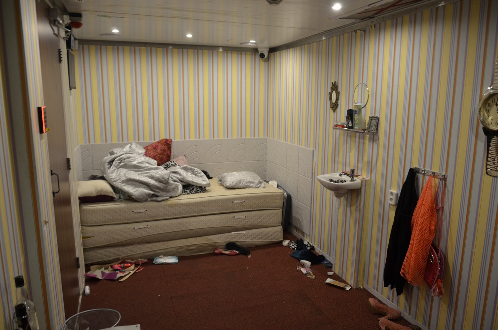 Camera din interiorul Escape Truck, amenajata ca locuinta in care sunt tinute victimele traficului