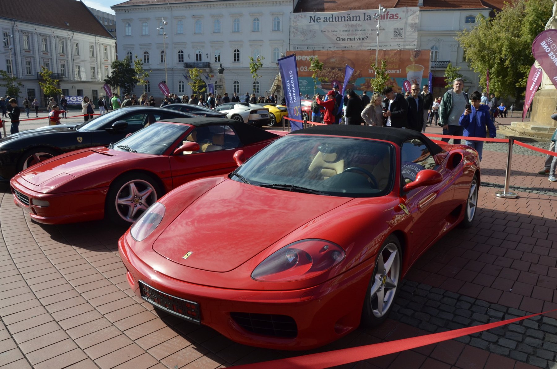 Ferrari roșii în expoziția din centrul Timișoarei, 18 octombrie 2026