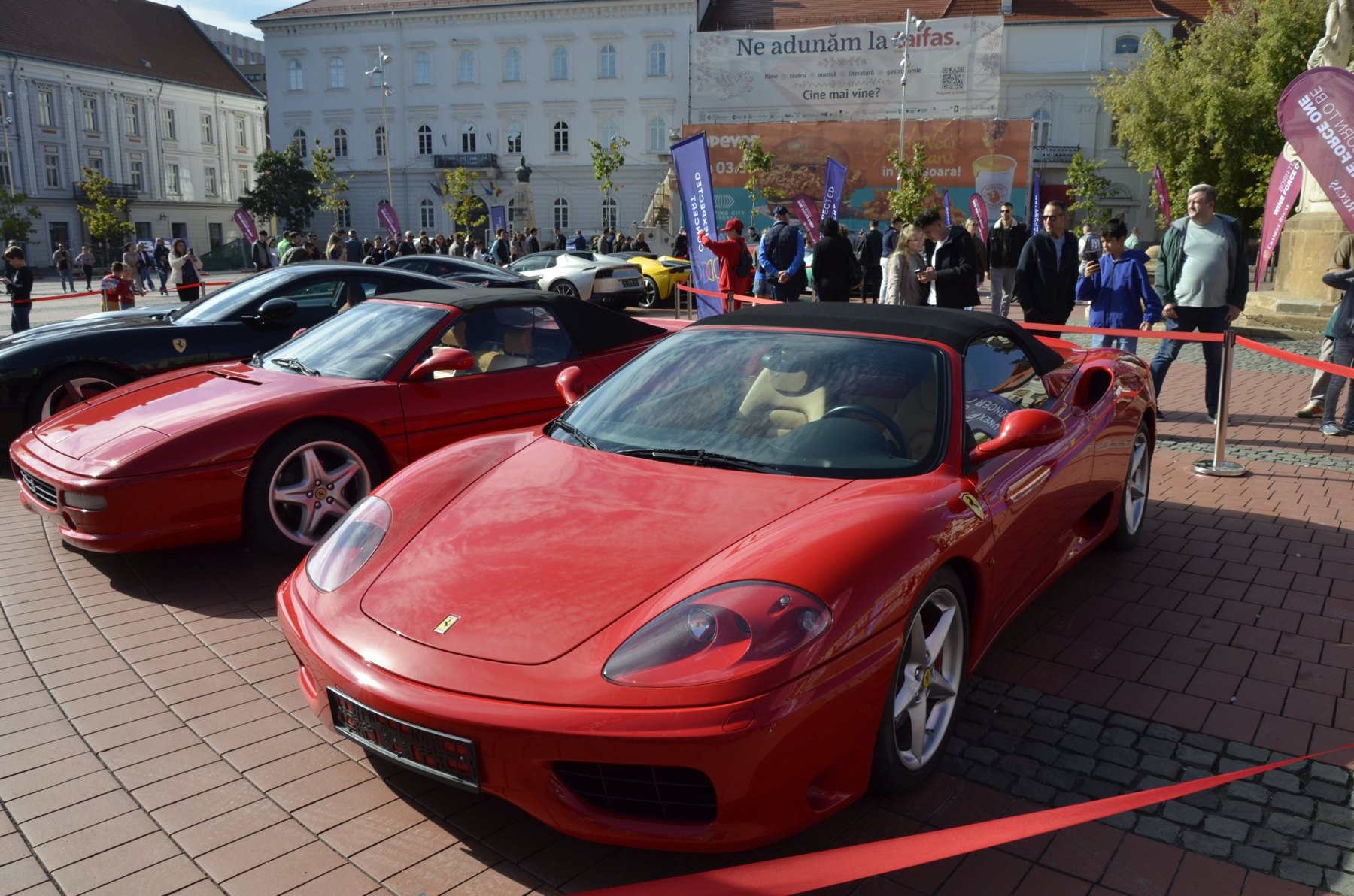 Ferrari roșii, privite din față, în expoziția Unexpected Concert
