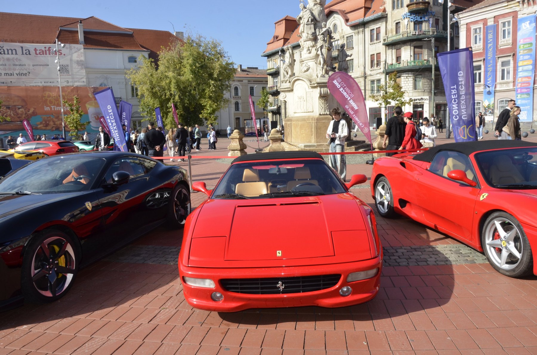 Ferrari roșu decapotabil între alte modele din colecții private