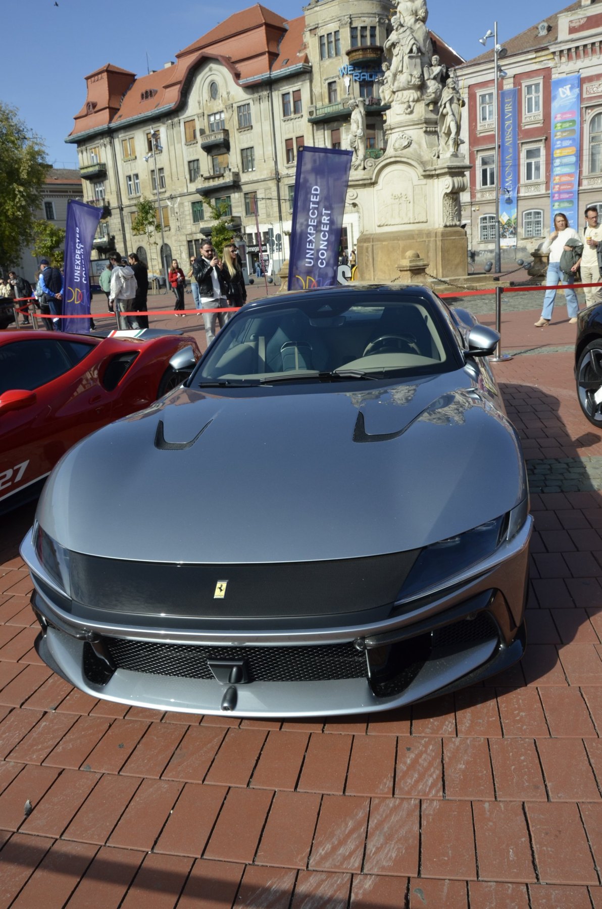 Ferrari gri cu capotă din carbon, expus în centrul Timișoarei