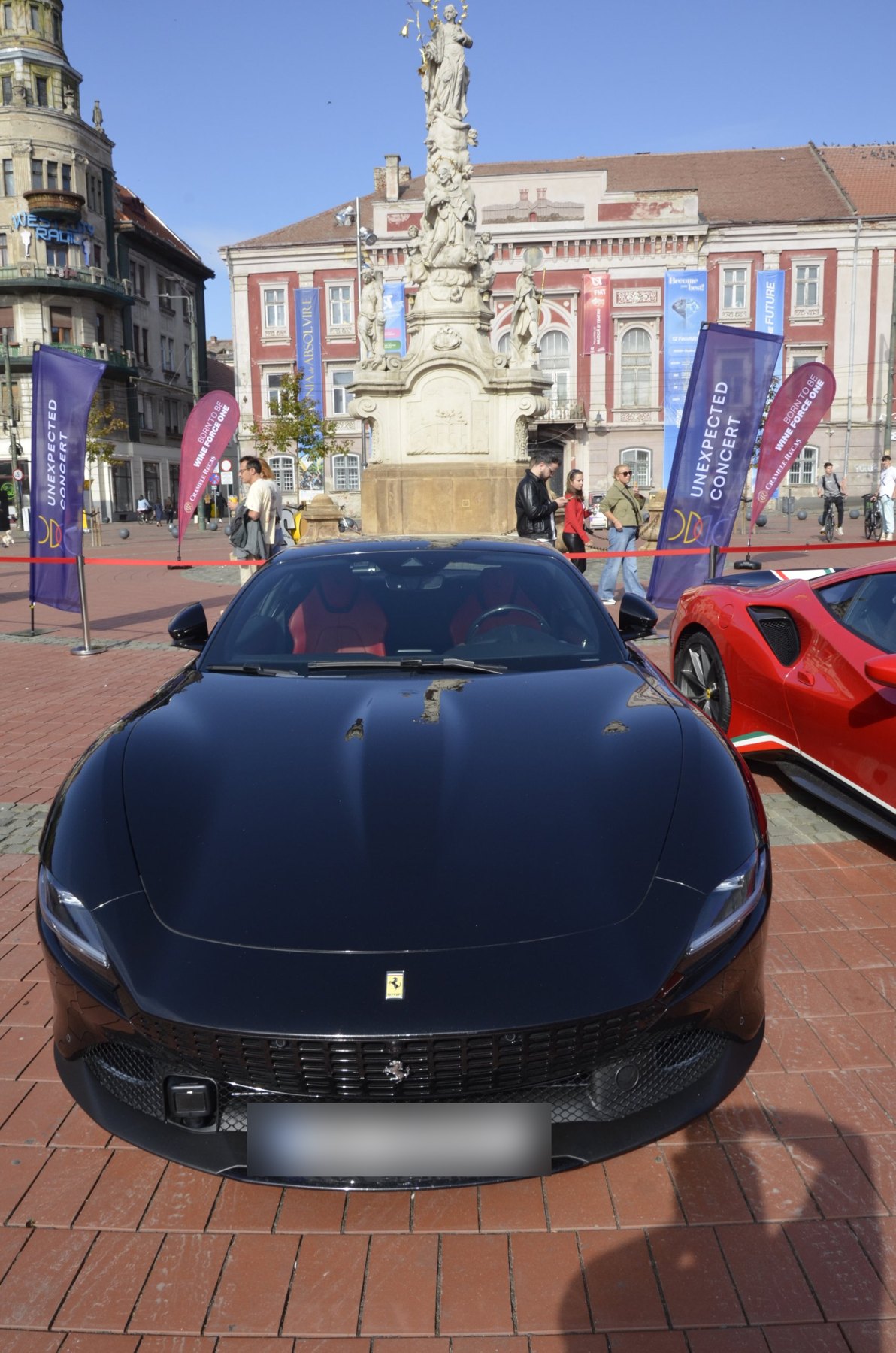 Ferrari negru cu interior roșu, expus în centrul Timișoarei