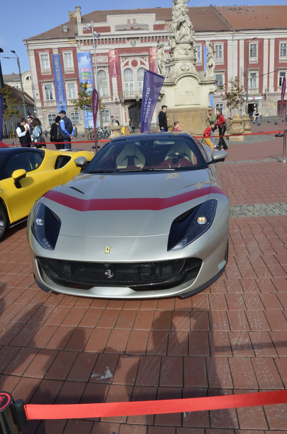 Ferrari argintiu cu dungă roșie pe capotă
