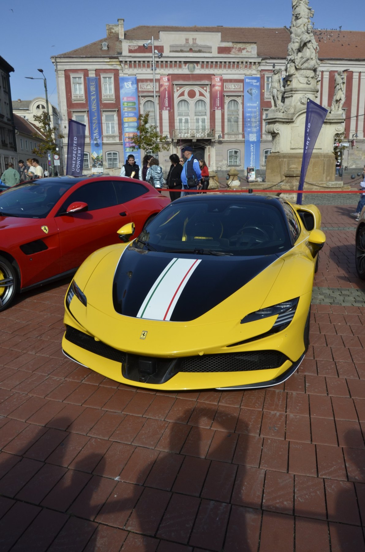 Ferrari galben cu capotă neagră și dungă tricoloră