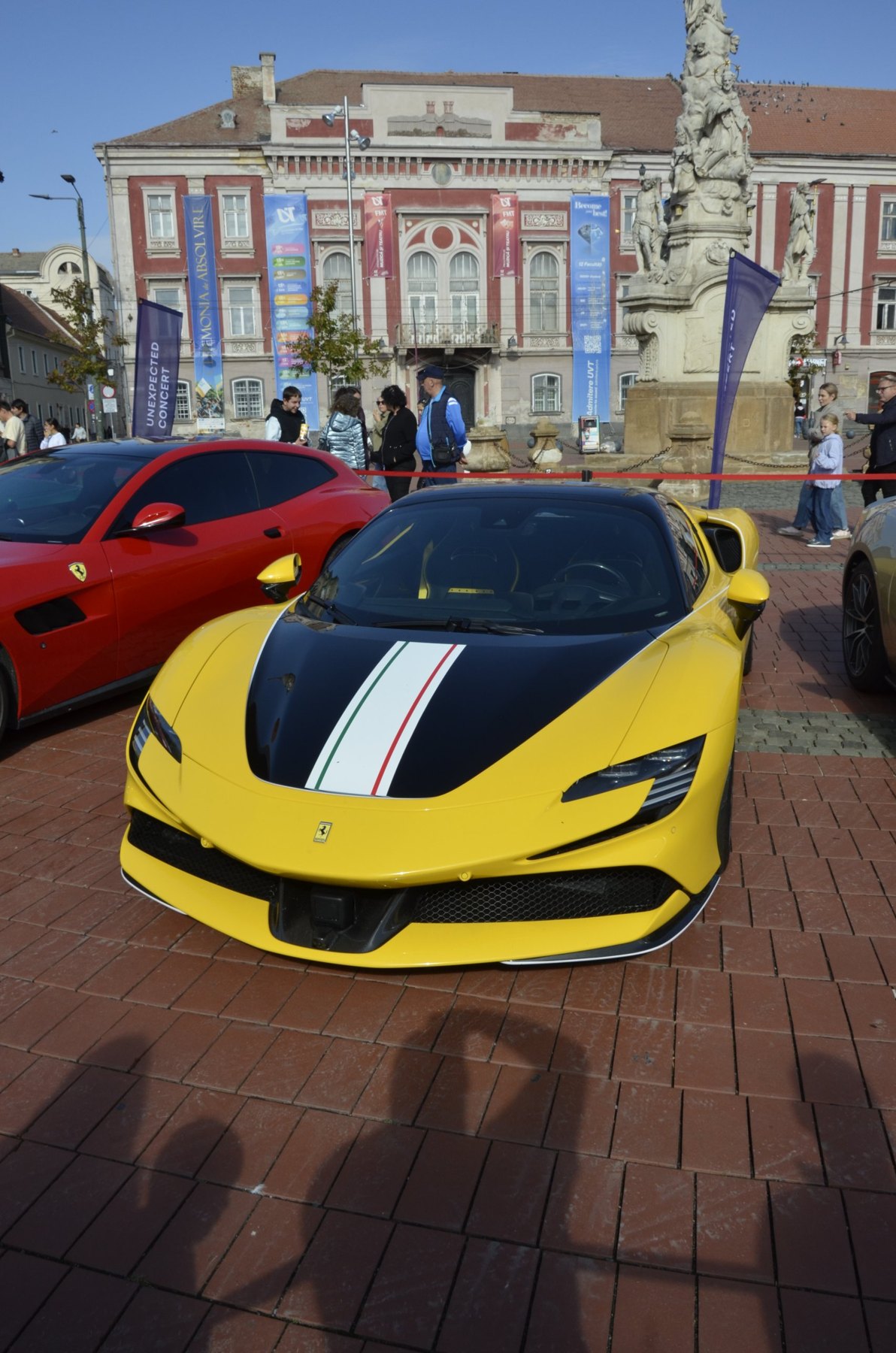 Ferrari galben cu dungă tricoloră pe capotă