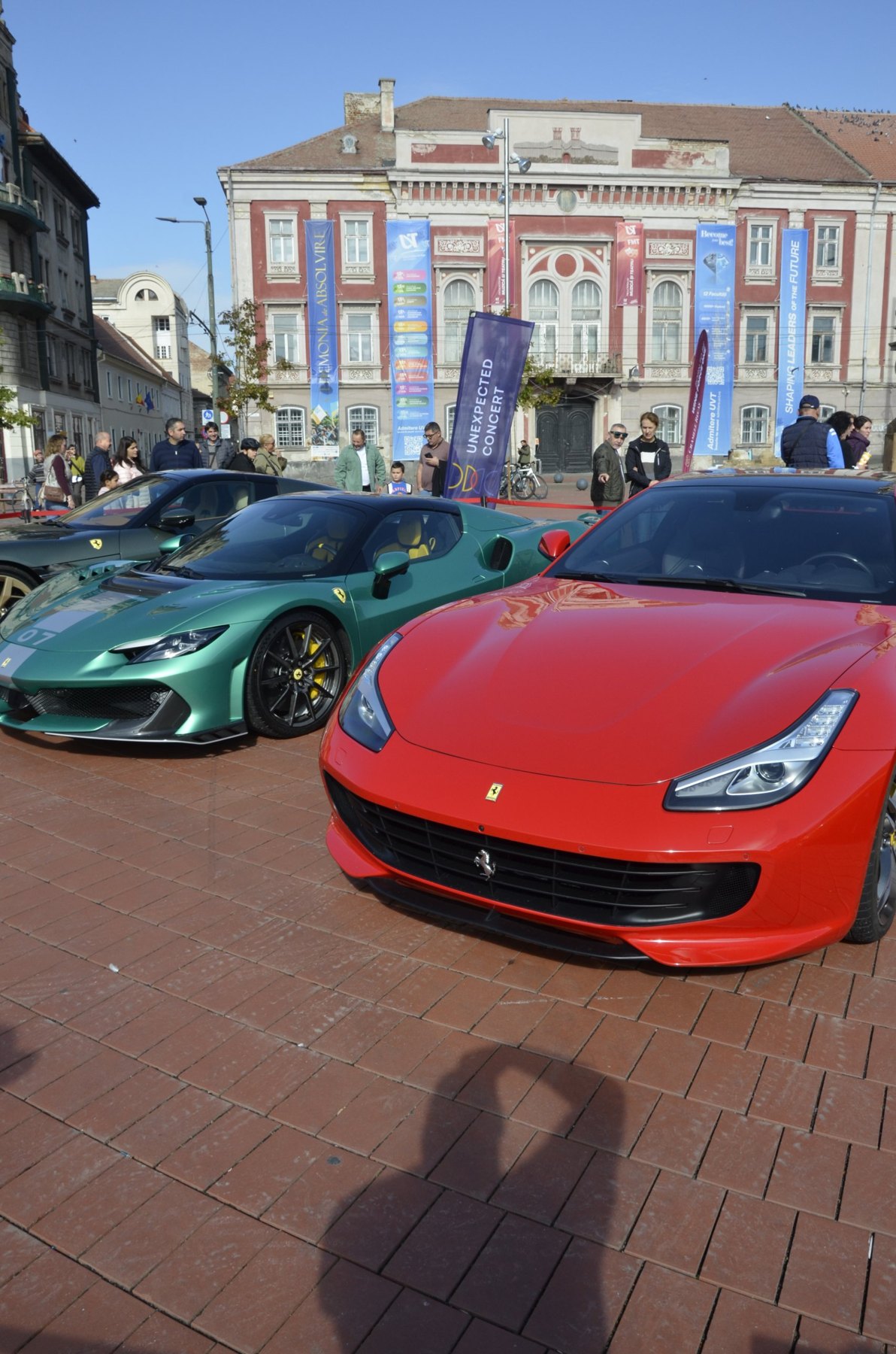 Ferrari verde cu numărul 07 și un Ferrari roșu