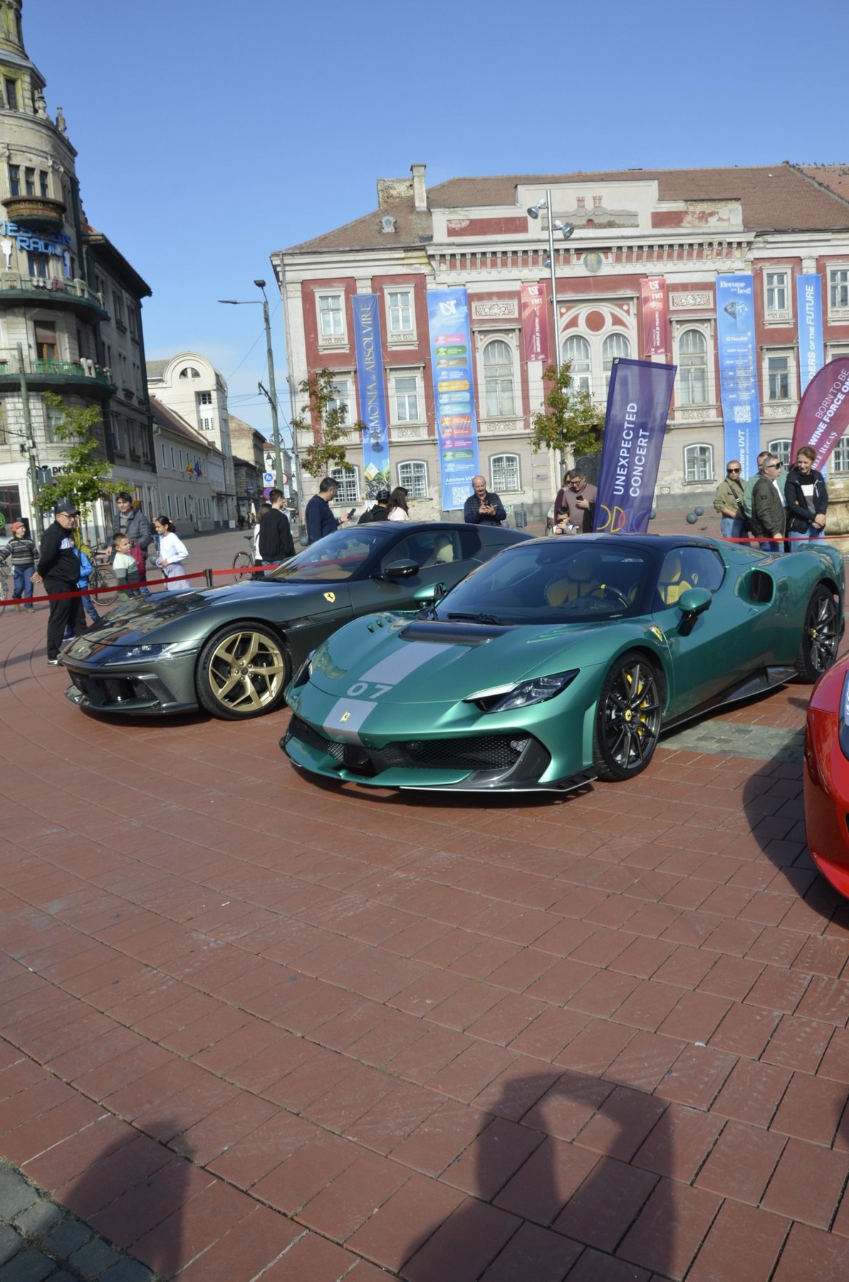 Ferrari verde cu numărul 07, în fața clădirilor istorice