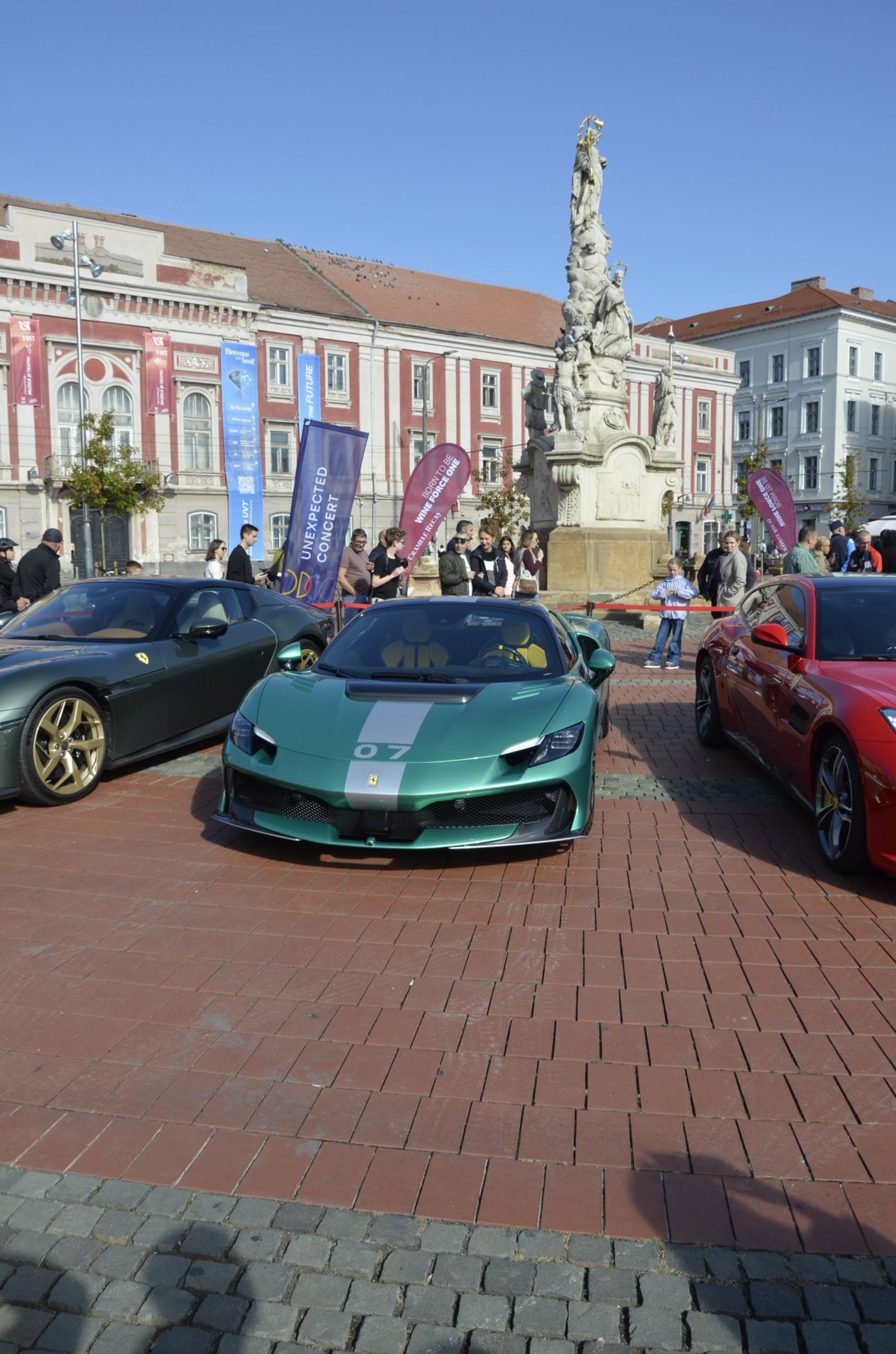 Ferrari verde, privit din lateral, în centrul Timișoarei
