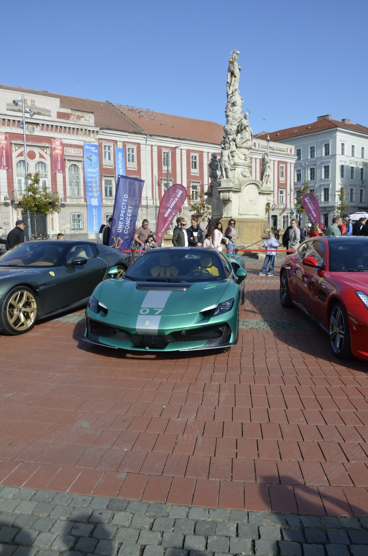 Ferrari verde alături de un Ferrari gri și unul roșu