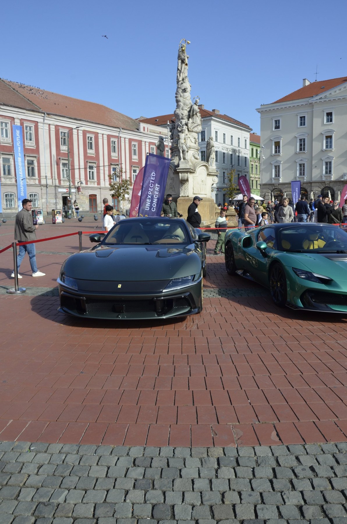 Ferrari gri-verzui, în fața vizitatorilor