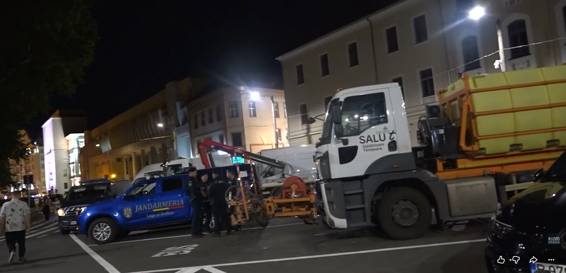 Giratoriu Piața Iancu Huniade, Timișoara, noaptea, cu echipaje la fața locului