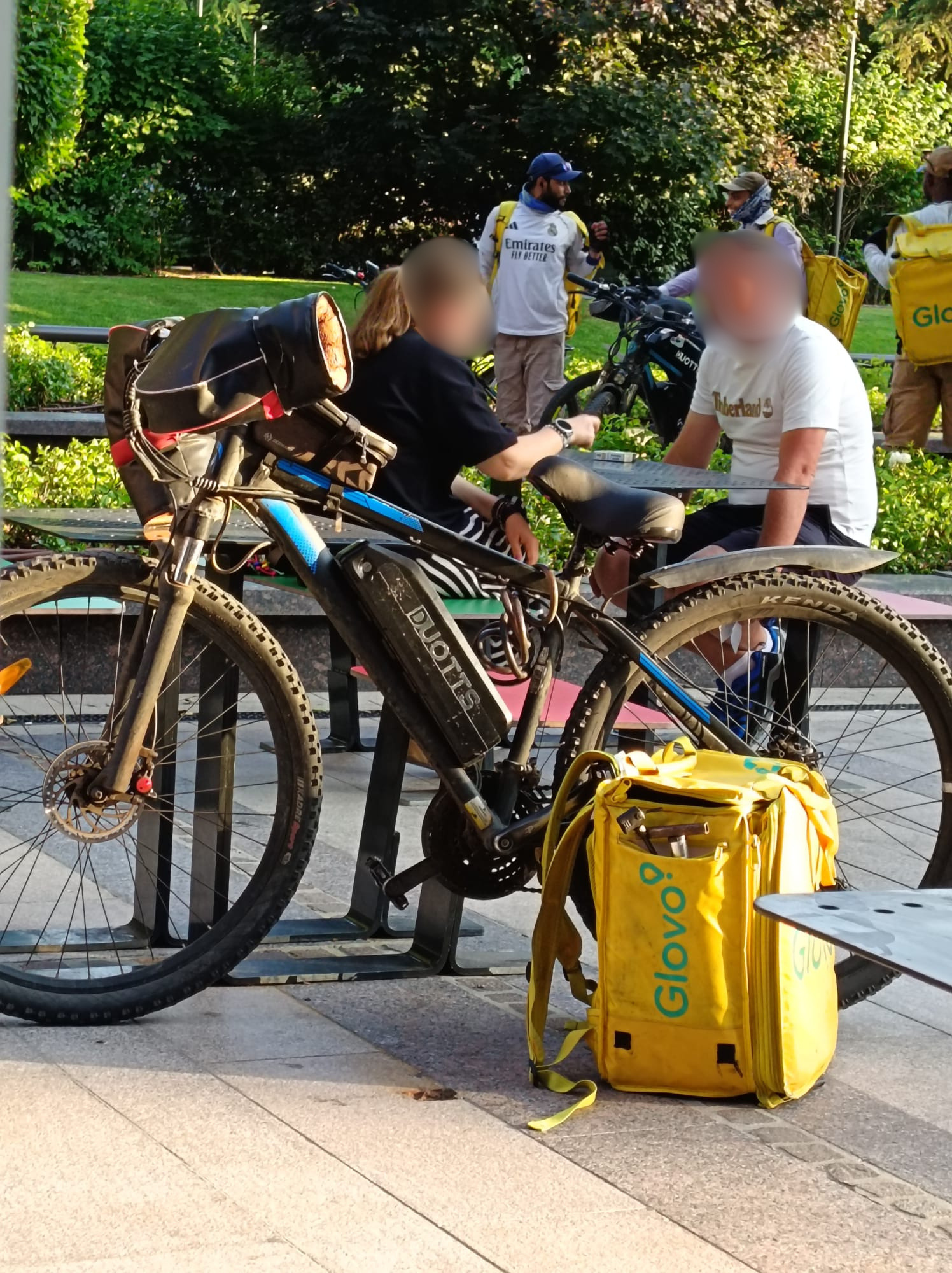Livrator Glovo cu unelte murdare in rucsacul de livrare la Iulius Town