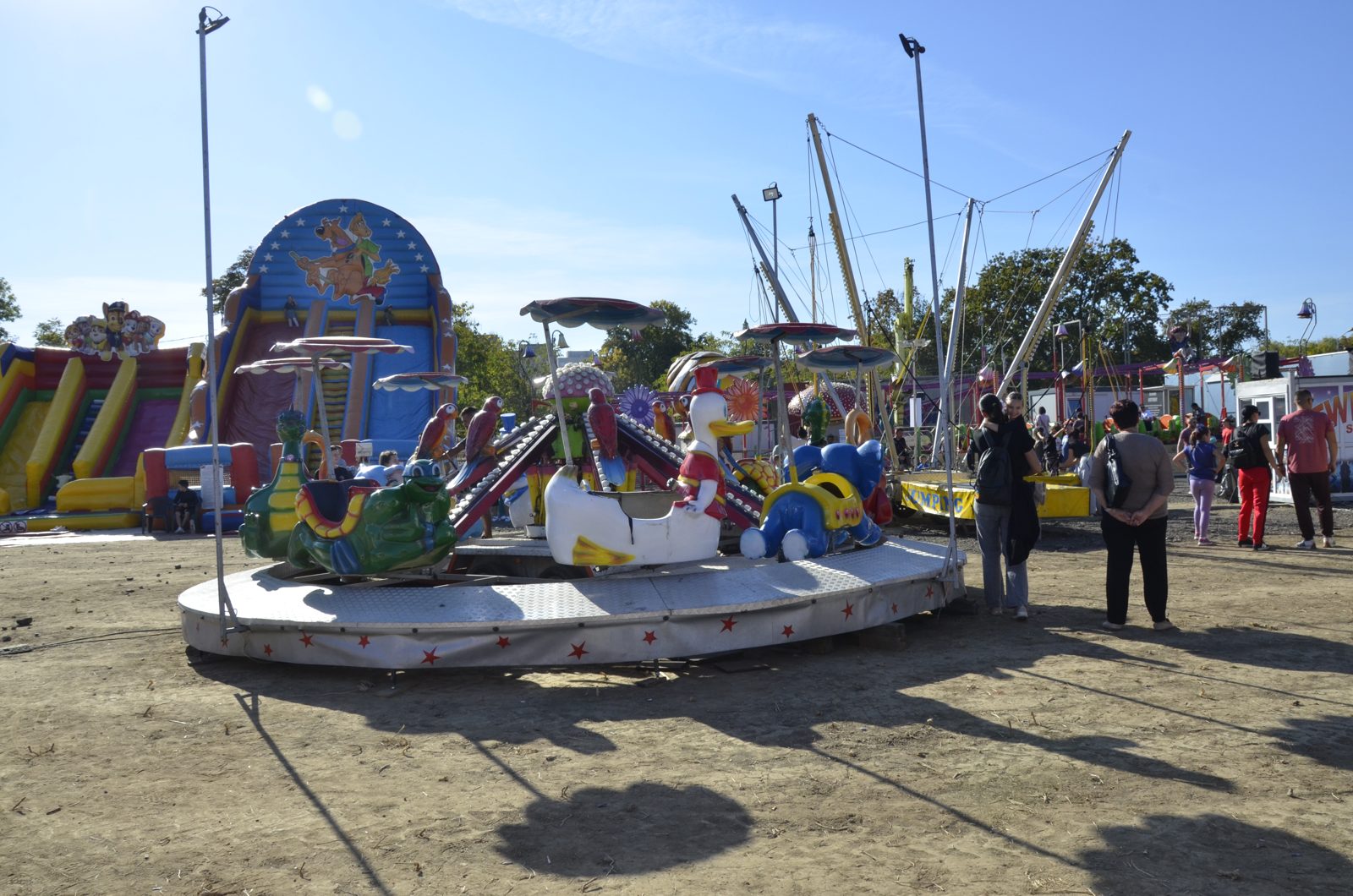 Corturi albe cu bănci de bere și baloți de paie la Festivalul Hamei