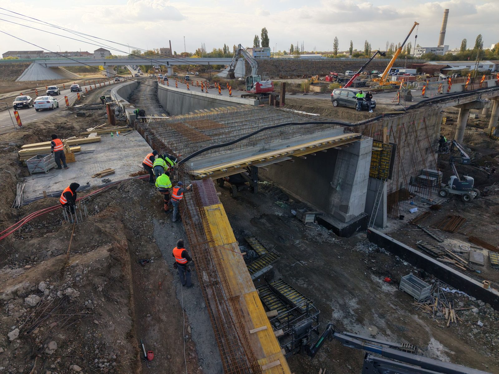 Muncitori la armarea și cofrarea structurii pasajului