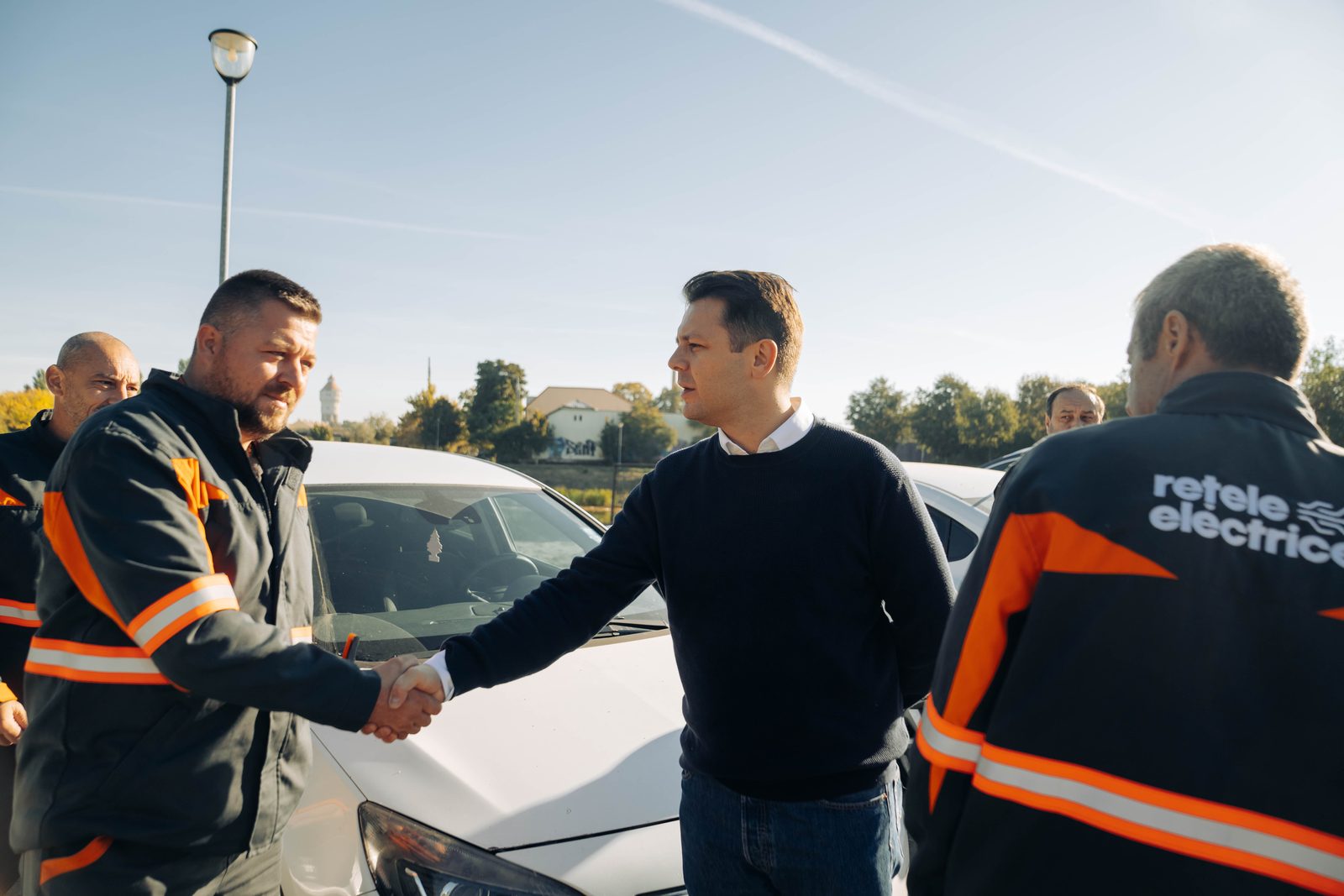 Reprezentant al Primariei da mana cu un angajat Retele Electrice, la predarea amplasamentului