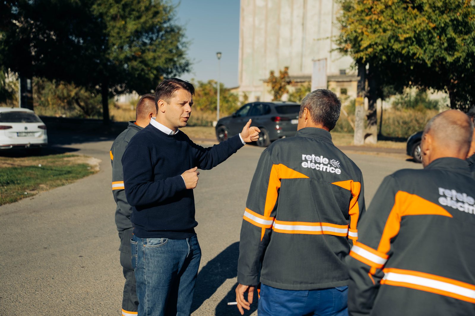 Discutie pe amplasament intre un reprezentant al Primariei si echipa Retele Electrice
