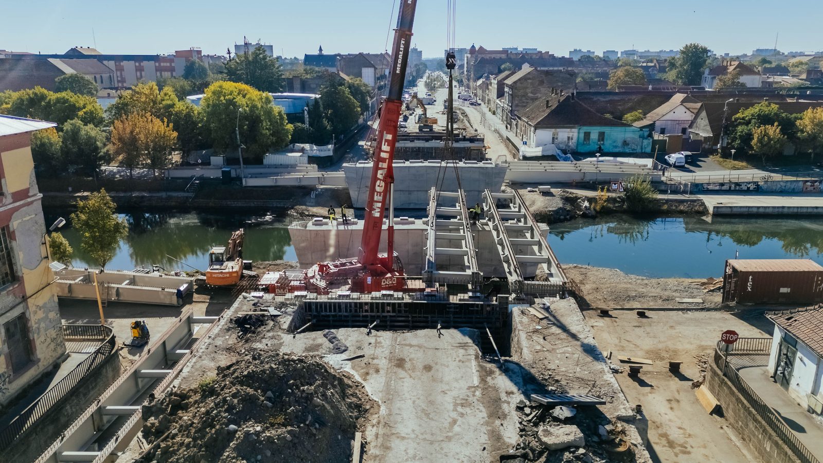 Vedere aeriana a santierului Podului Iuliu Maniu din Timisoara, cu macaraua care monteaza grinzile metalice ale tablierului peste Bega