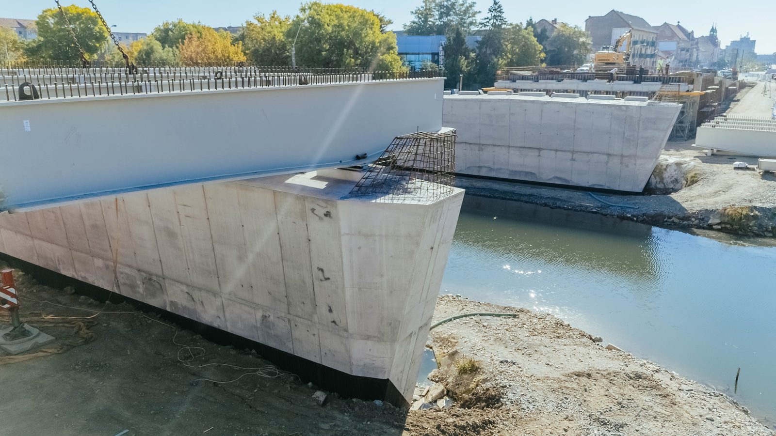 Grinda metalica a tablierului sprijinita pe culeea noua, cu malul Begai in prim-plan