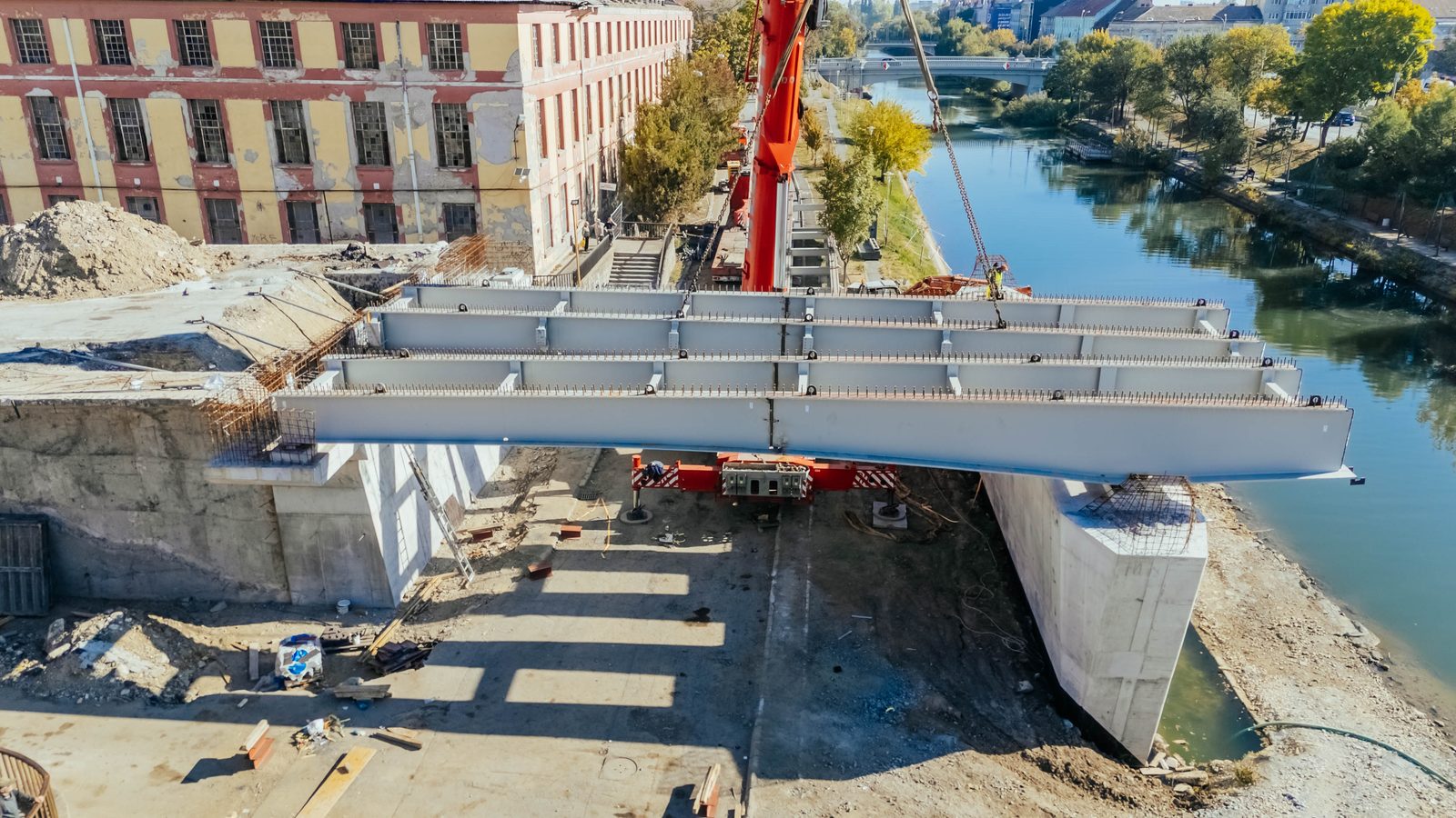 Grinzile metalice ale tablierului, montate pe culeea de beton de pe malul Begai