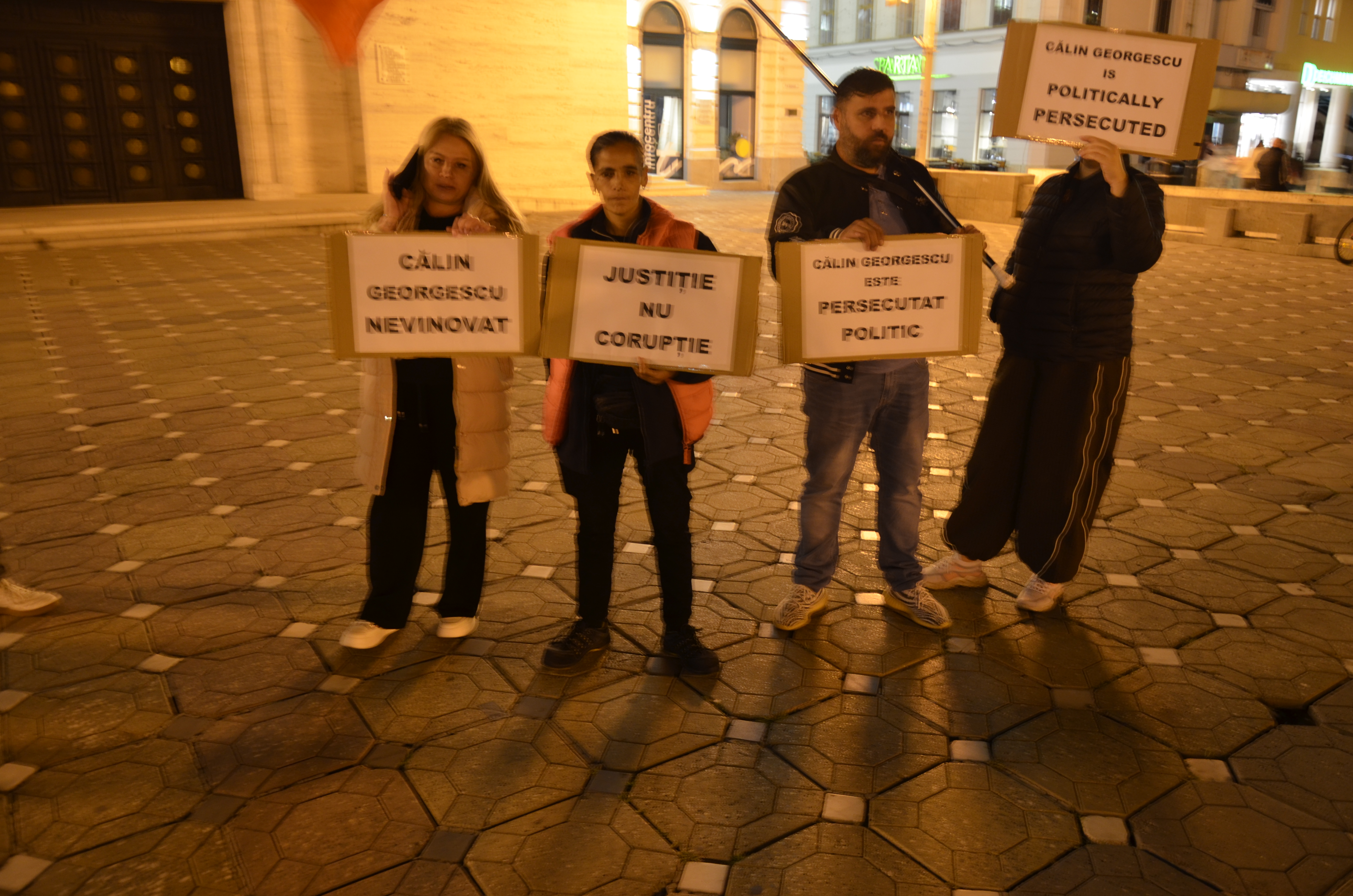 Participanți cu cartoane în fața Operei, Piața Victoriei
