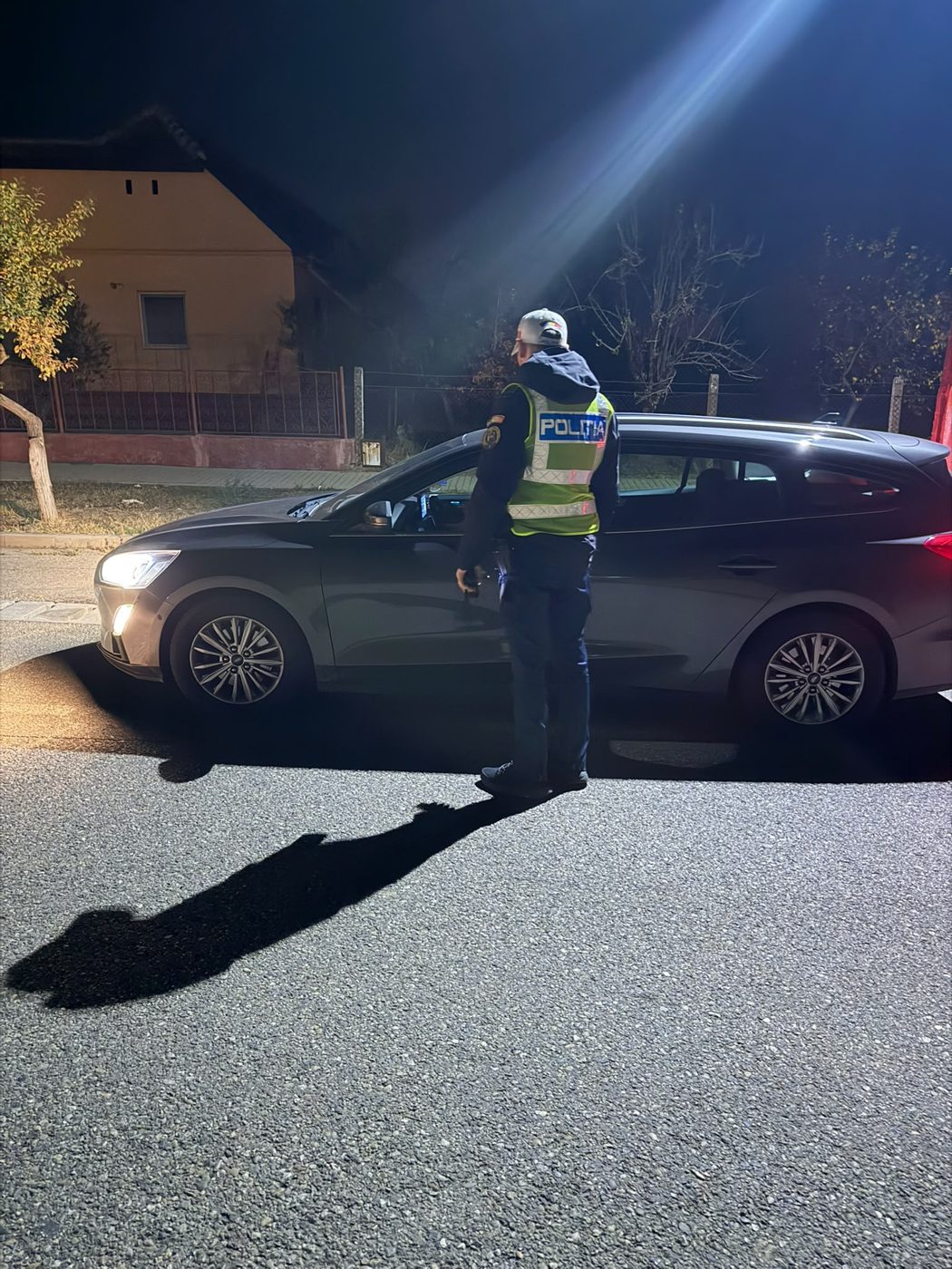Polițist la un control rutier, noaptea