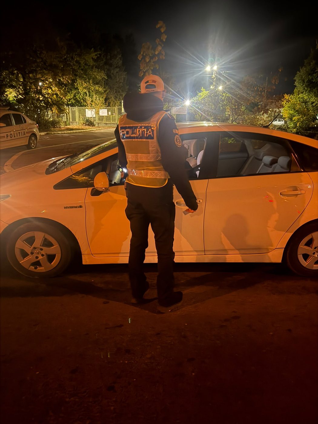 Polițist la un autoturism oprit pentru control