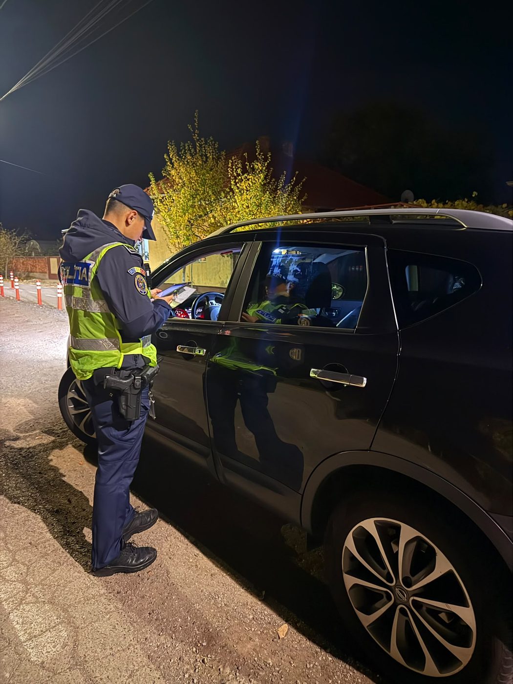 Polițist care verifică documentele unui șofer