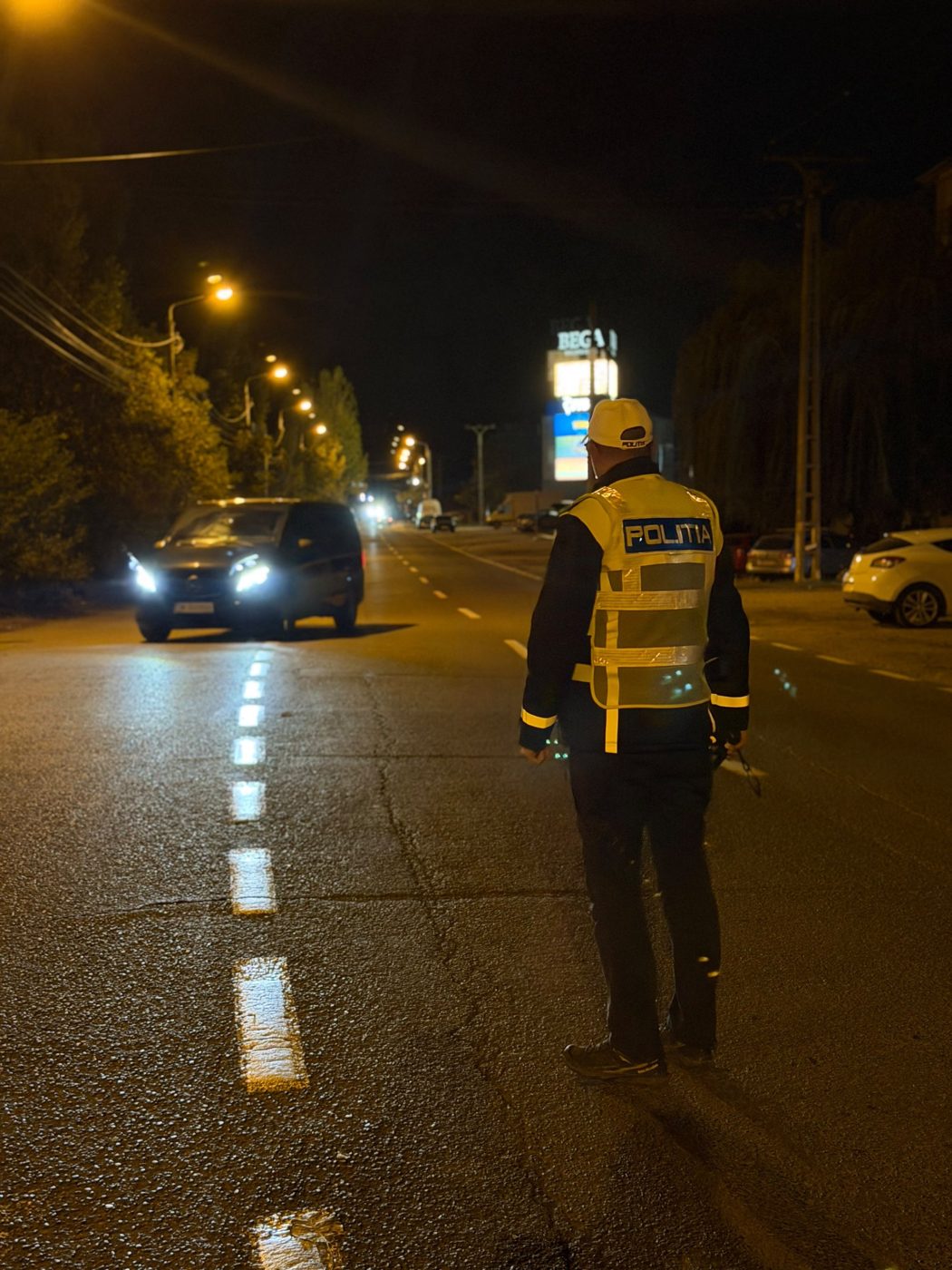 Polițist rutier pe o stradă din Timișoara, noaptea