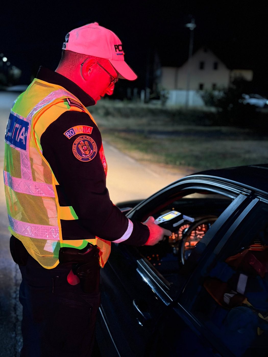 Polițist care testează un șofer cu aparatul etilotest