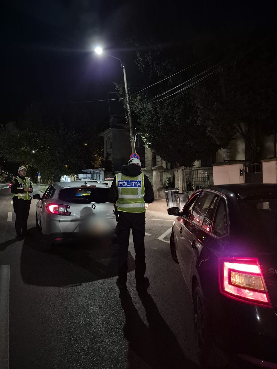 Polițiști la controlul mai multor autoturisme