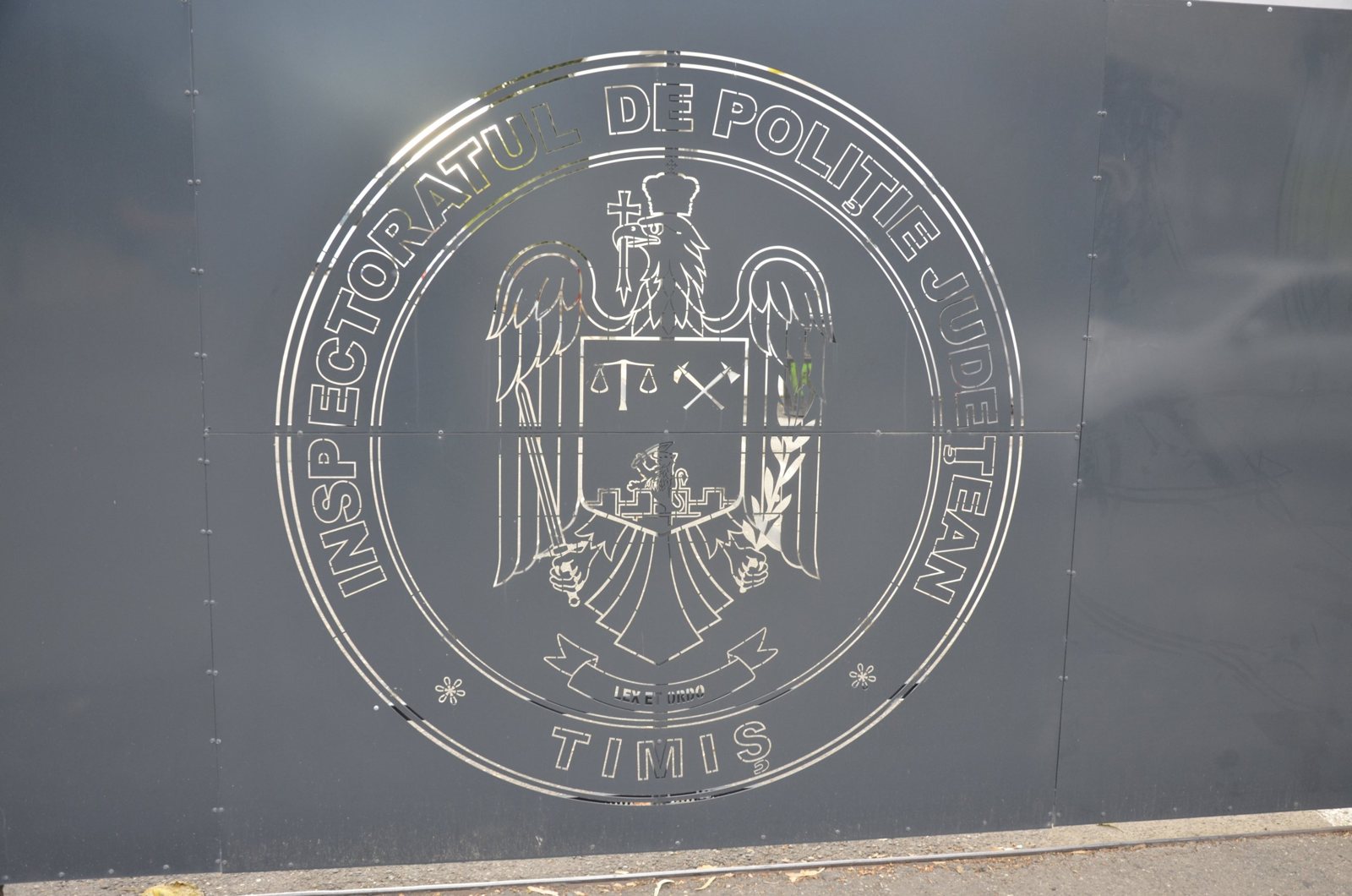 Emblema Inspectoratului de Poliție Județean Timiș pe gardul sediului