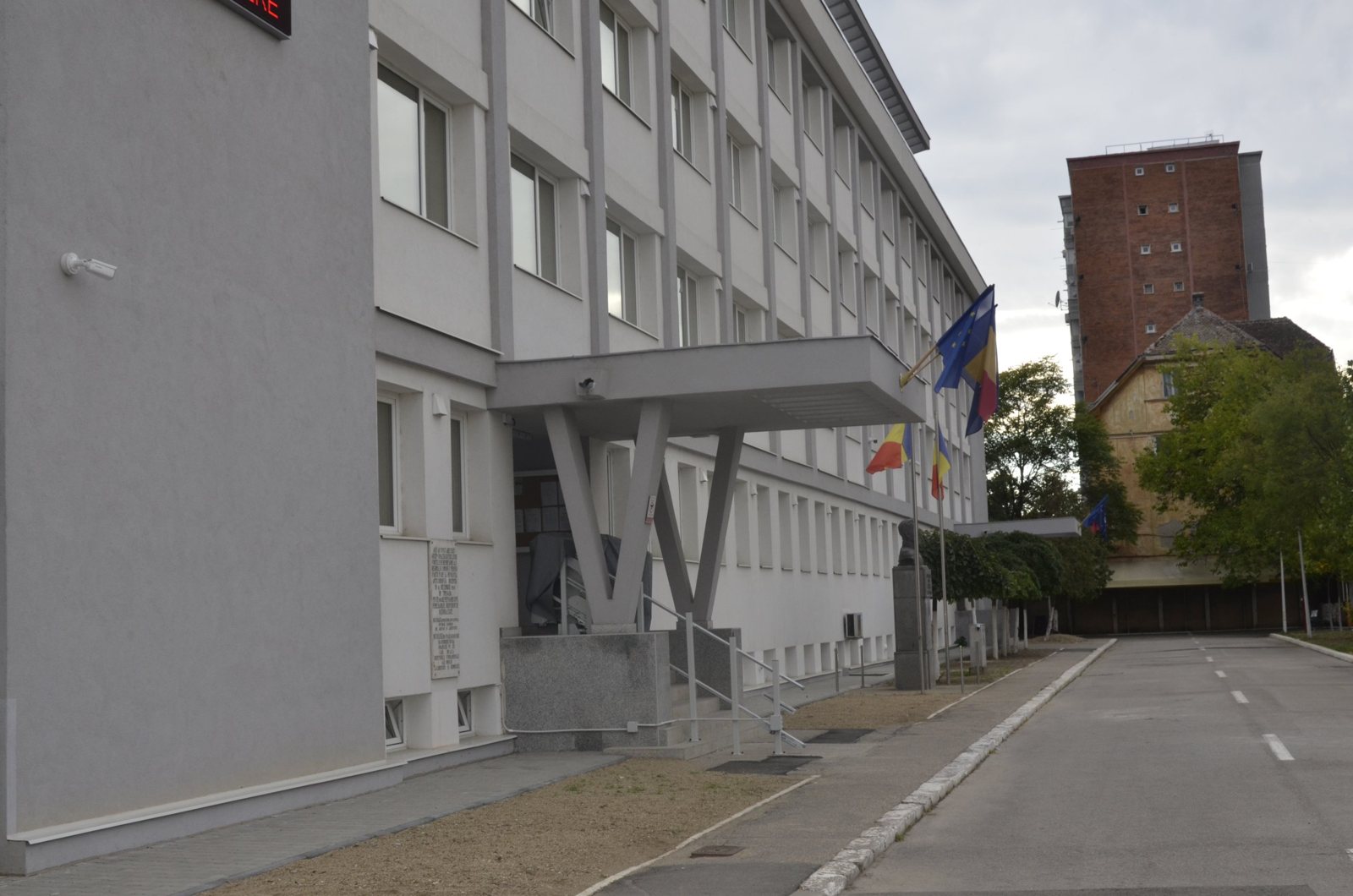 Intrarea laterală a sediului IPJ Timiș, cu copertină pe stâlpi în formă de V