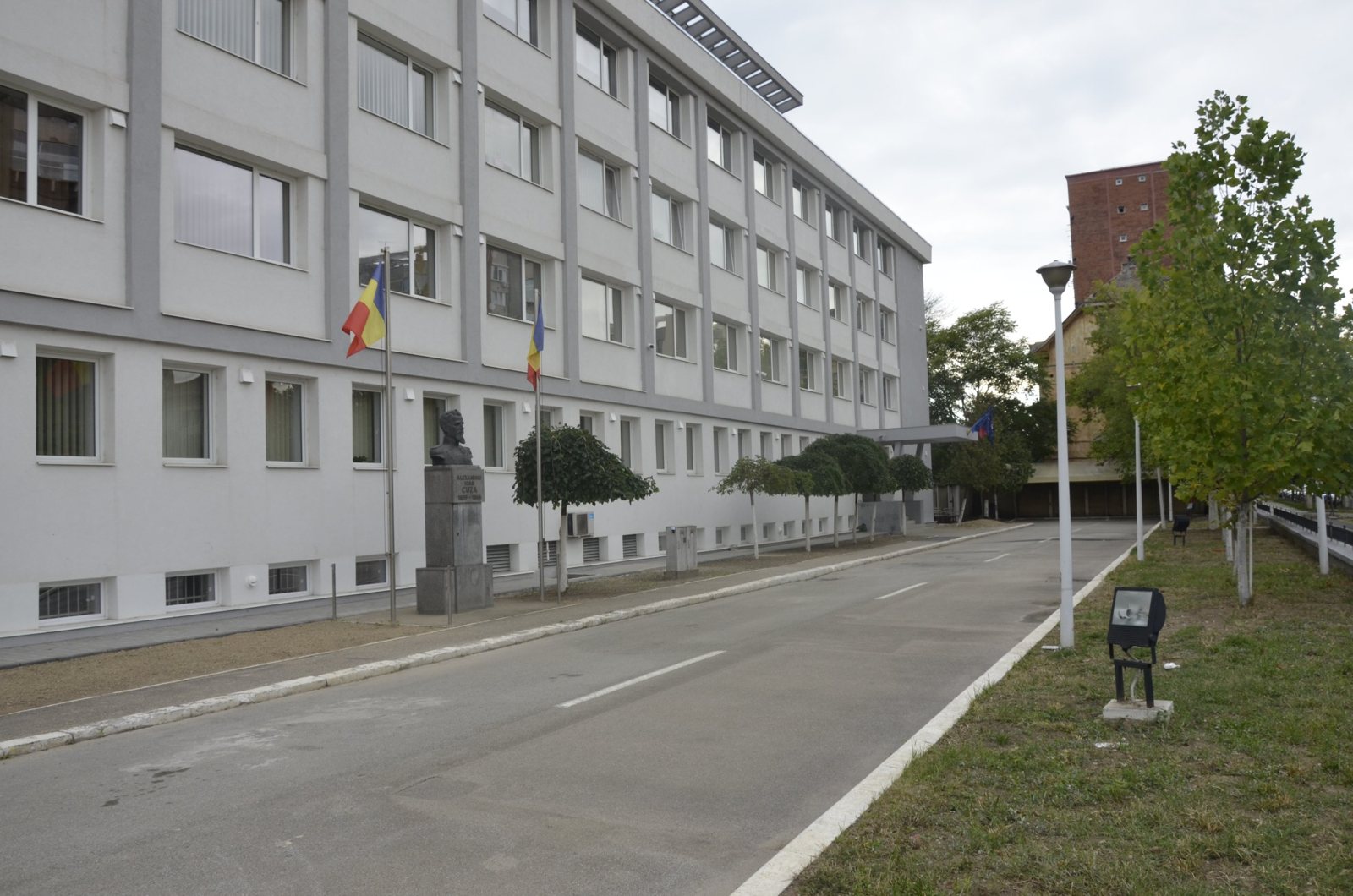 Aleea din fața sediului IPJ Timiș, cu bustul lui Alexandru Ioan Cuza și drapele