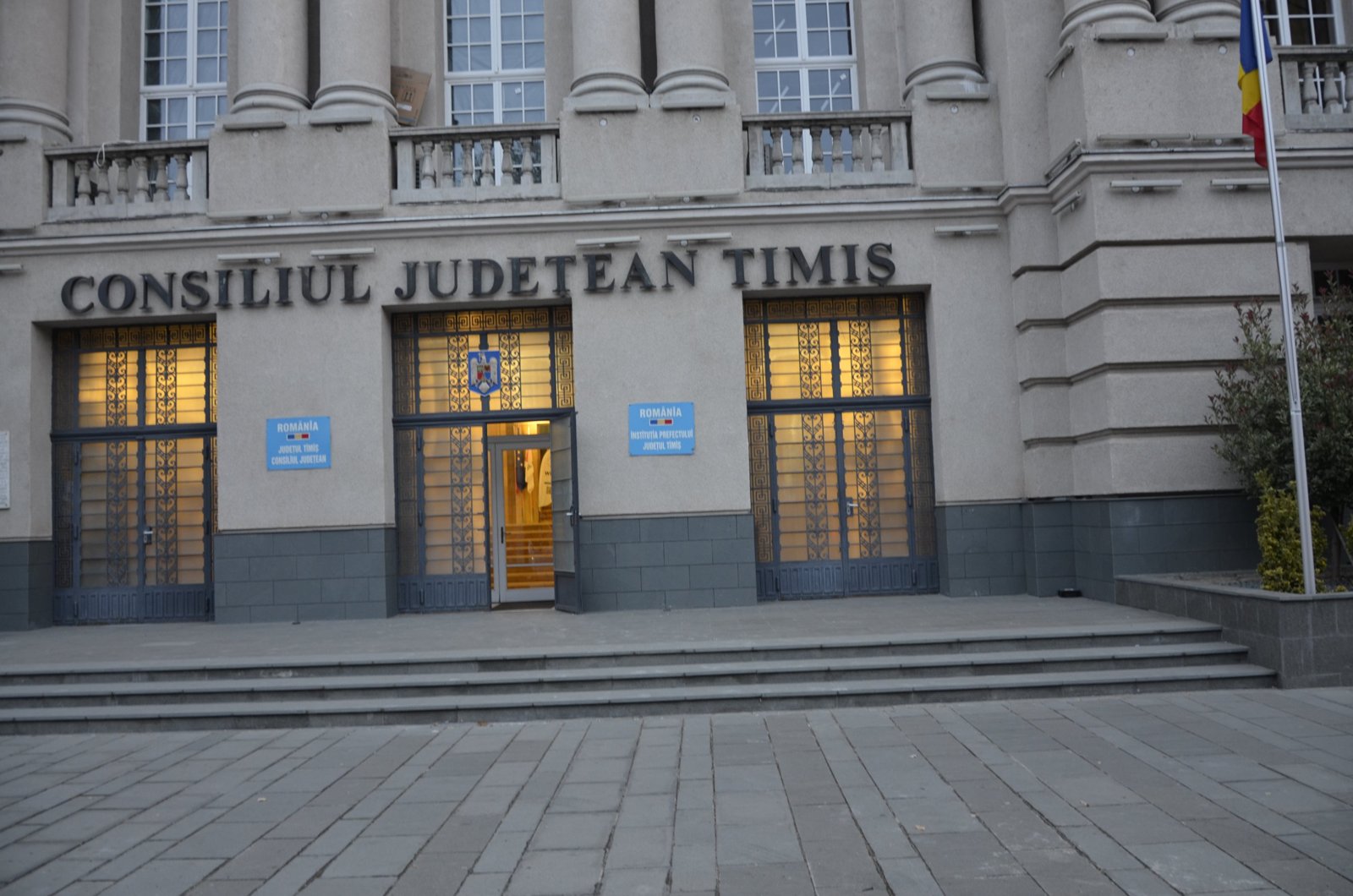 Intrarea în sediul Consiliului Județean Timiș