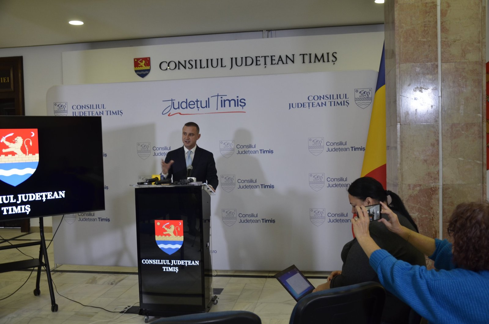Alfred Simonis la pupitru, în Sala Revoluției, în fața jurnaliștilor