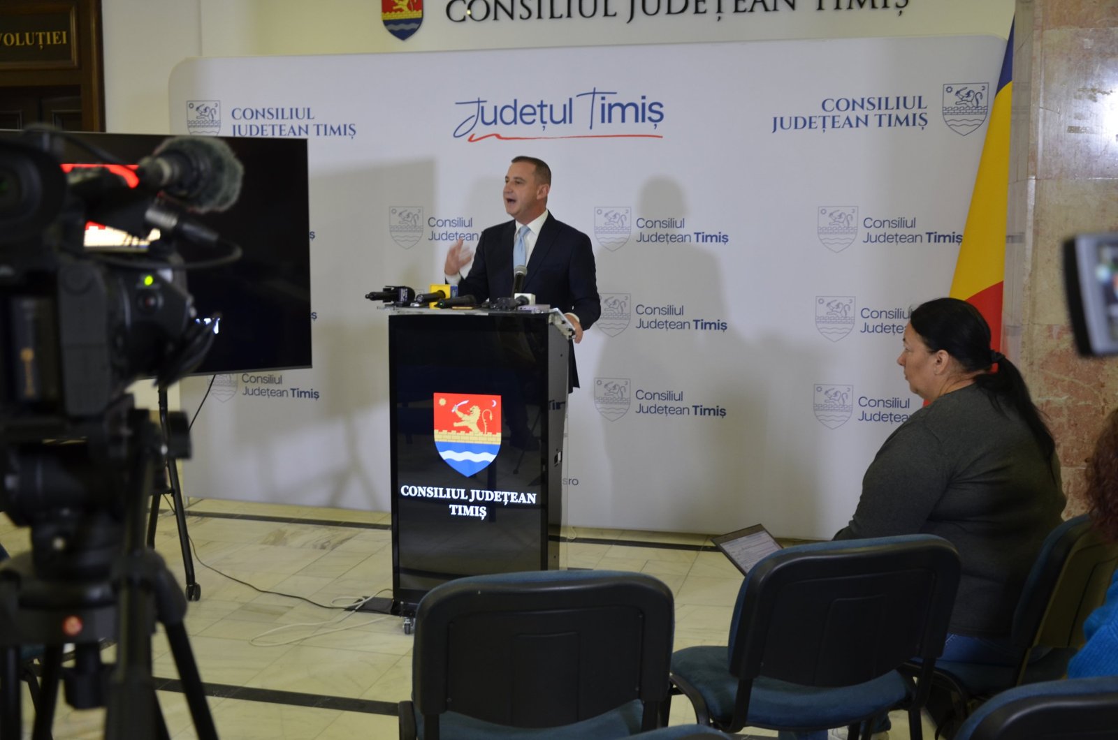 Alfred Simonis răspunzând întrebărilor jurnaliștilor