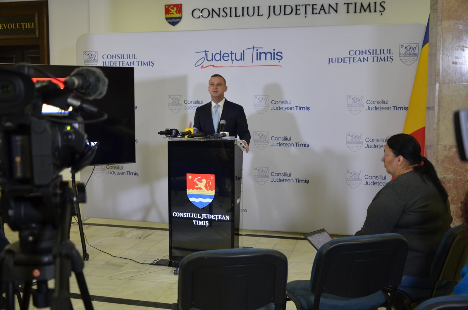 Alfred Simonis gesticulând la pupitru