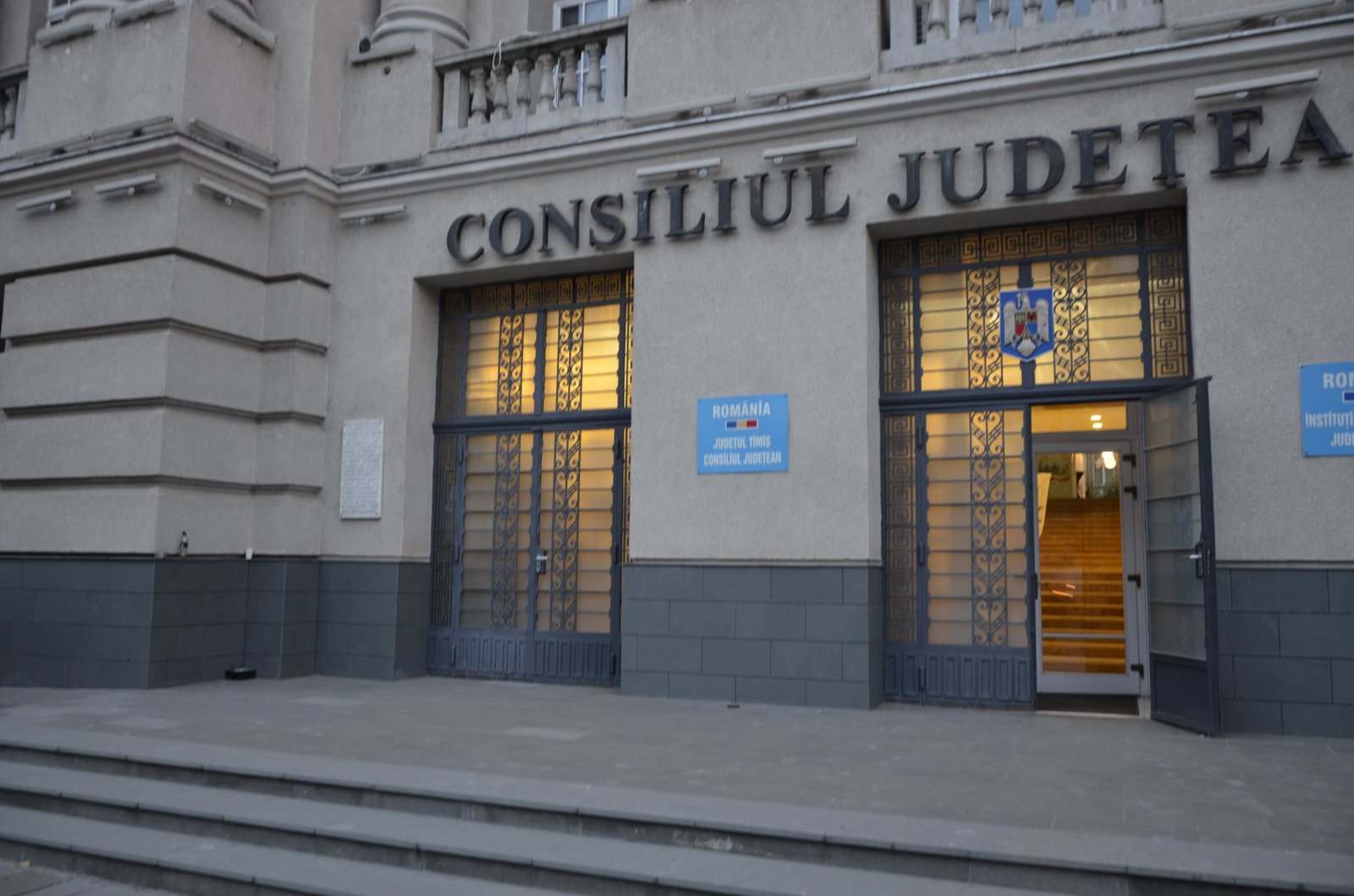 Intrarea în Consiliul Județean Timiș, vedere apropiată