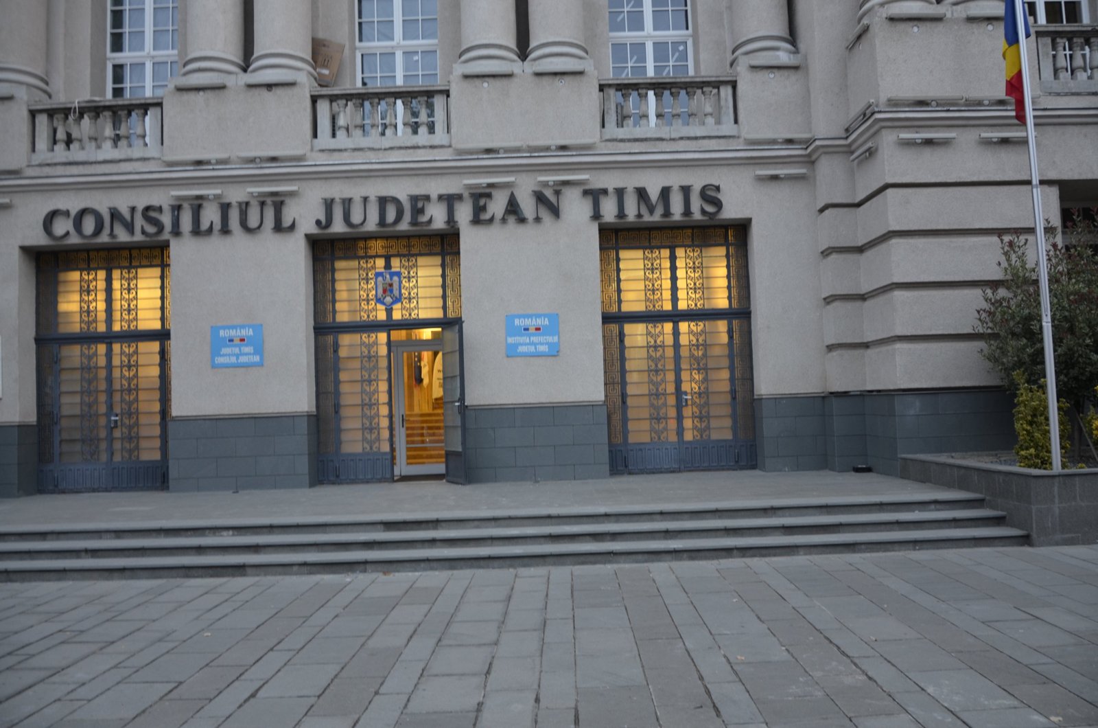 Intrarea principală în Palatul Administrativ, seara
