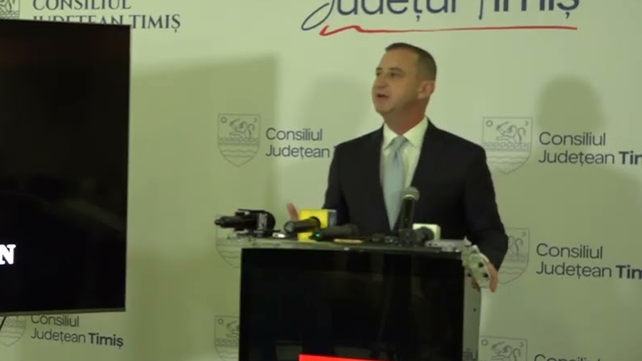 Alfred Simonis la pupitru, in Sala Revoluției din Palatul Administrativ, la conferinta de presa din 16 octombrie 2026