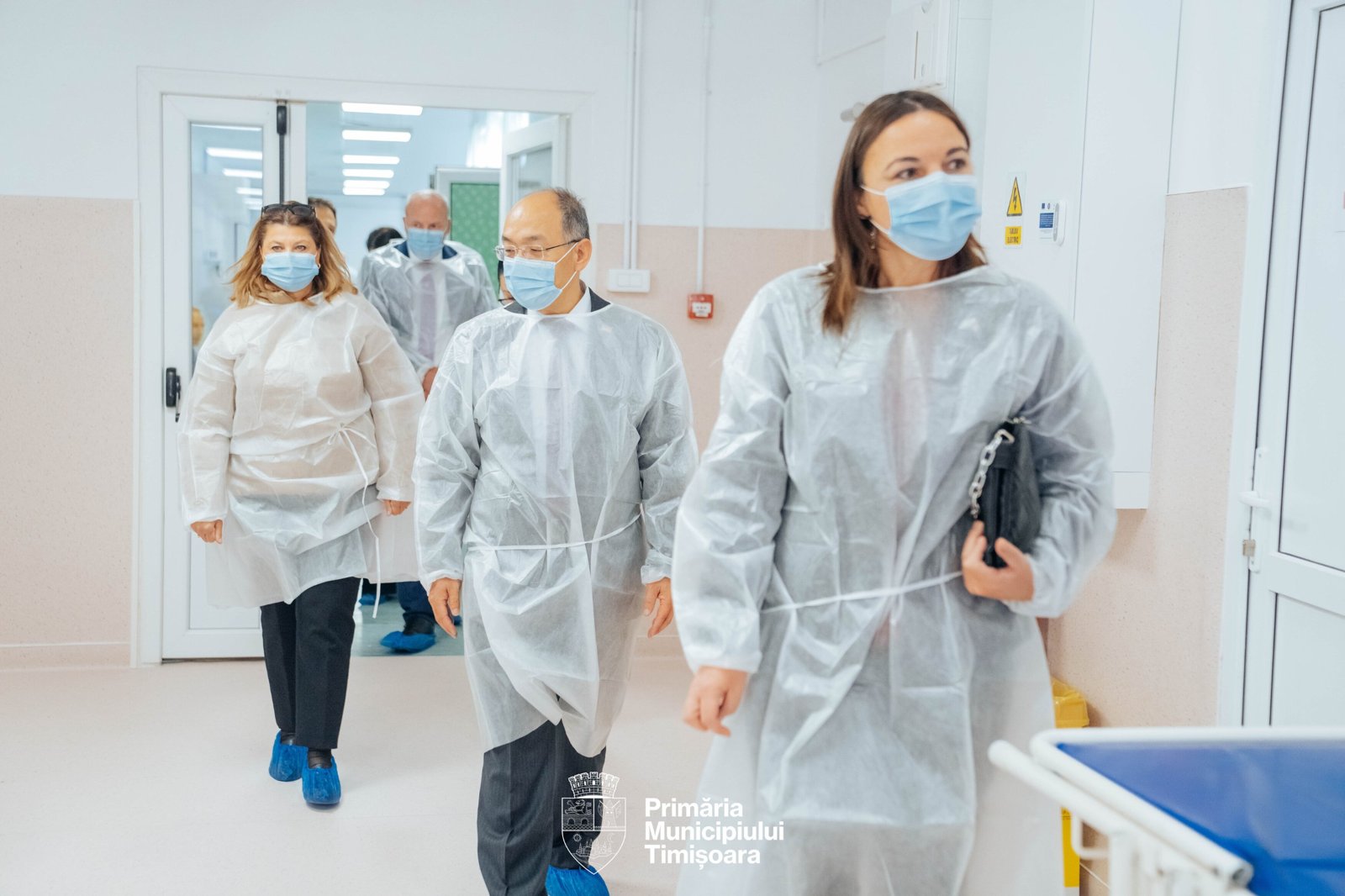 Participanți în echipament de protecție, într-o unitate medicală