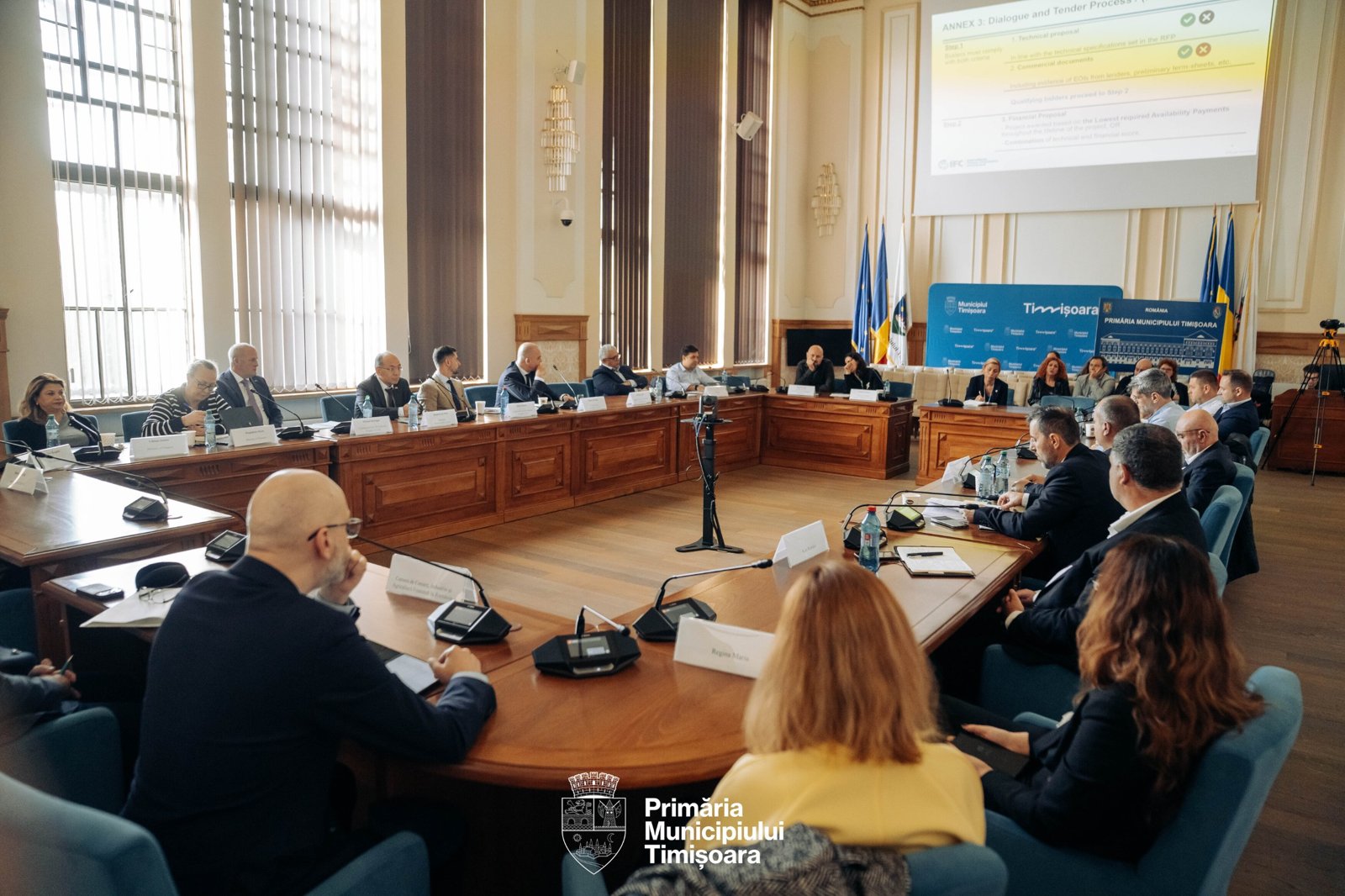 Sala de consiliu a Primariei Timisoara in timpul intalnirii despre parteneriatul public-privat pentru noul Spital Municipal